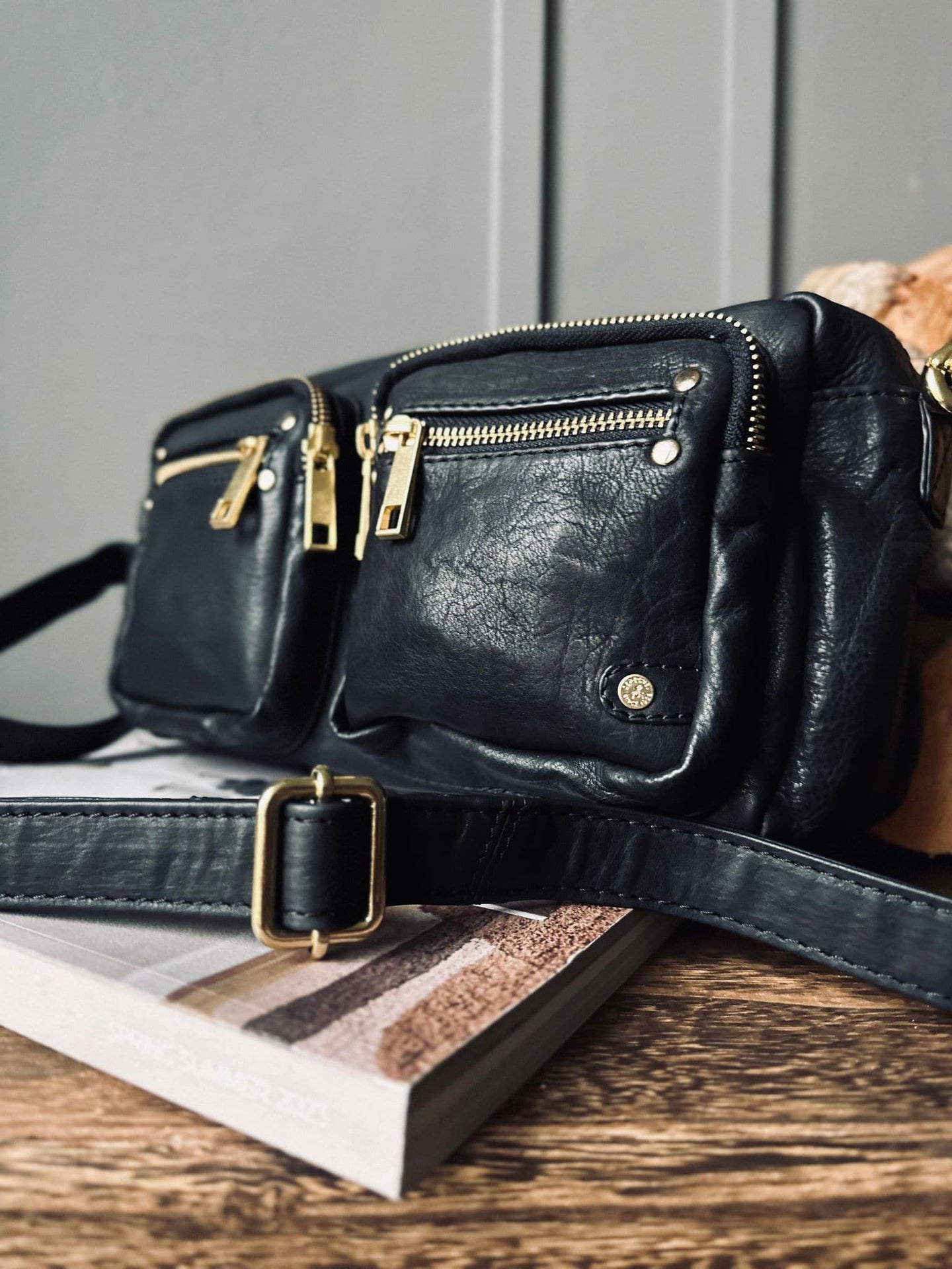 Crossbody Black / gold - VIAMAJA.DK
