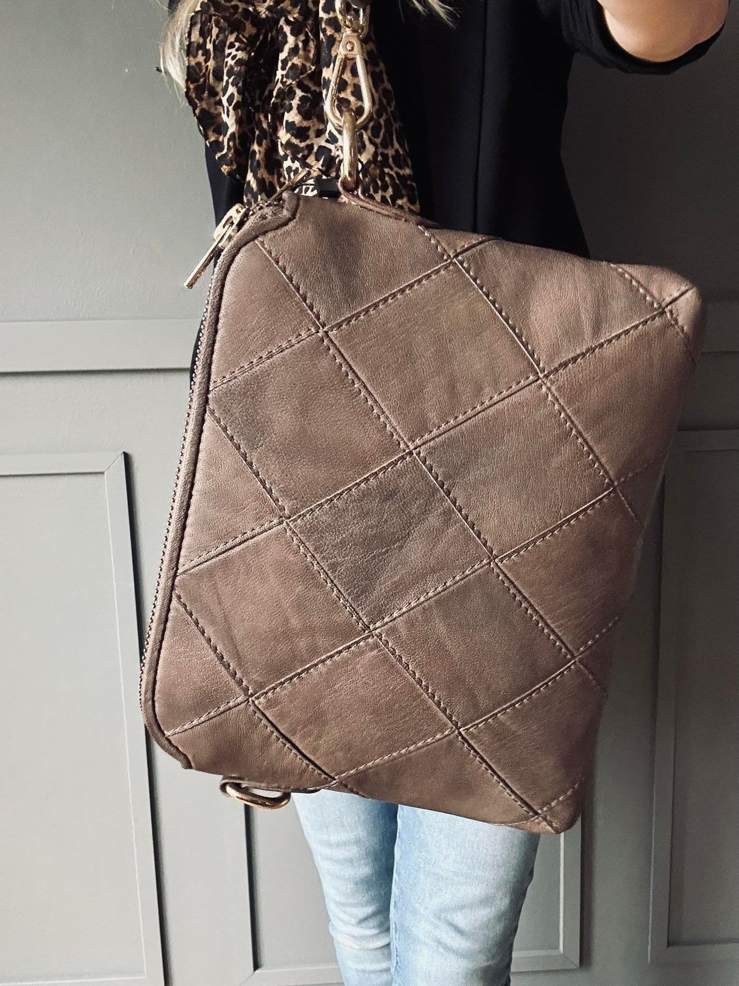Crossbody clutch ALICE Taupe - Taskerem medfølger - VIAMAJA.DK