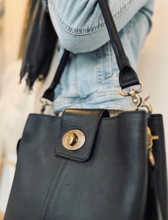 Crossbody Lux Big black / messing - VIAMAJA