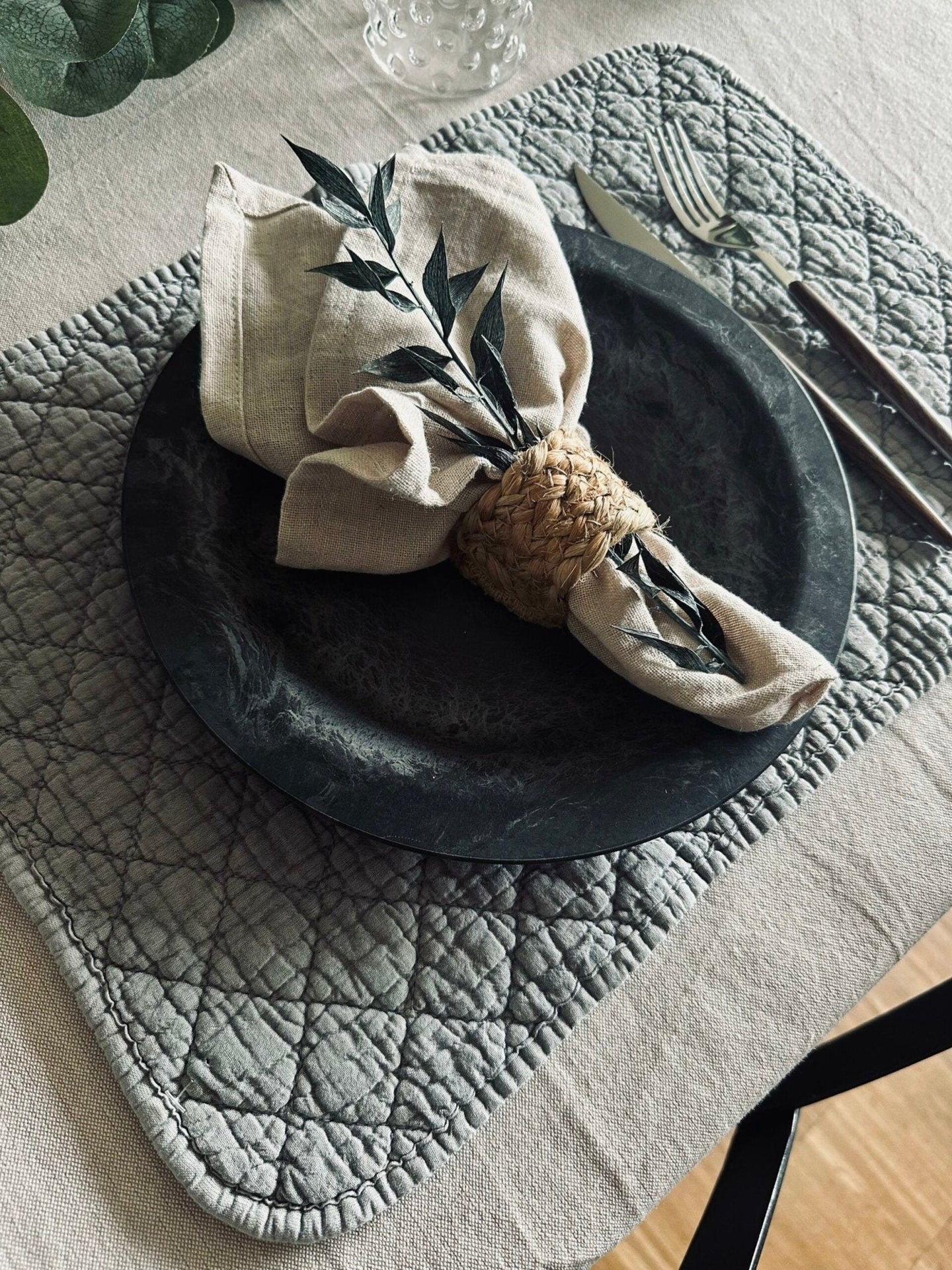 Dækkeserviet STONE-WASHED Quilt – Nordic grey - VIAMAJA.DK
