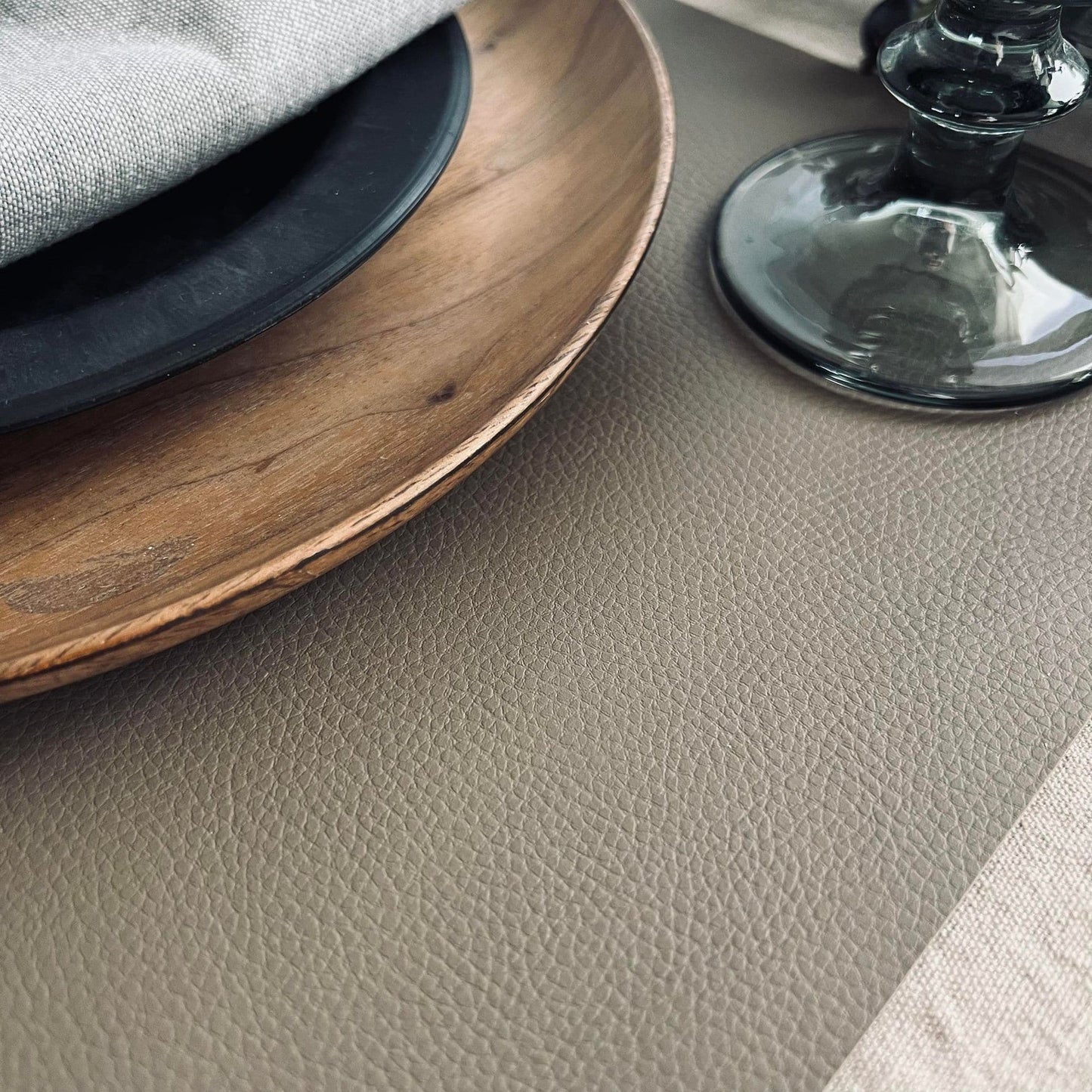 Dækkeserviet - Vendbar Taupe / Sort - VIAMAJA.DK