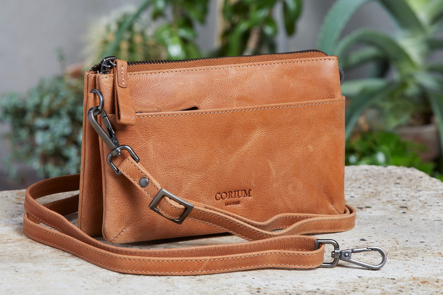 Clutch ASTA mit langem Riemen & Handschlaufe, Cognac