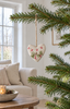 Weihnachtsherz mit Stickerei – beiger Textilanhänger
