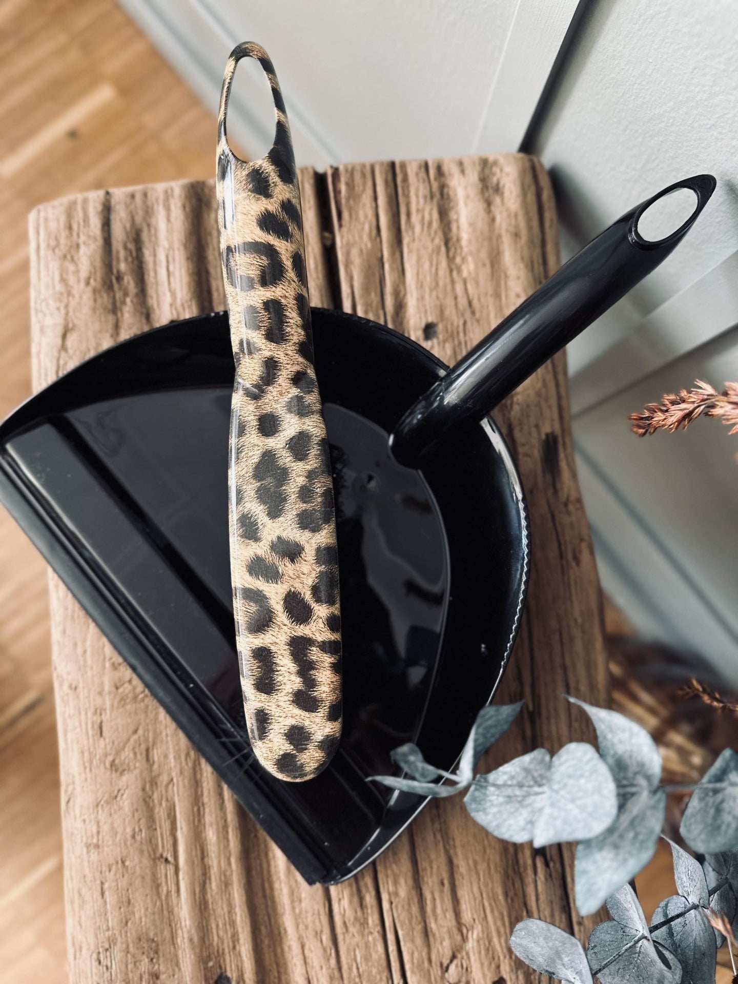Fejebakke med kost – Leopard - VIAMAJA.DK