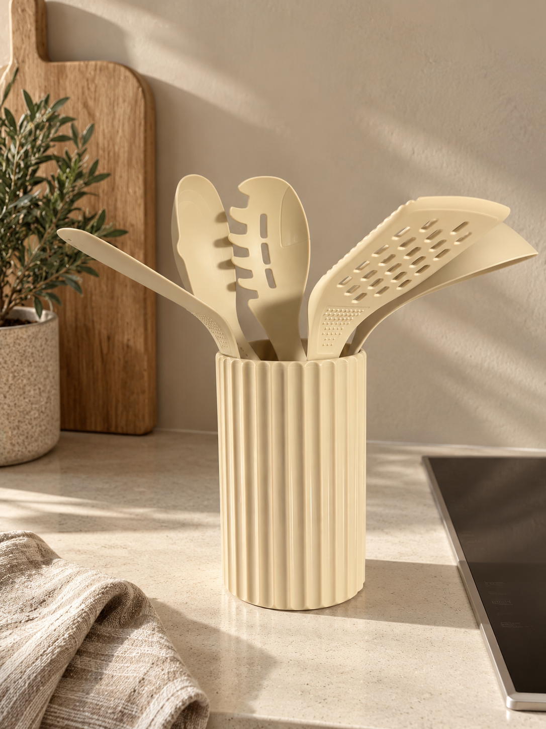 Küchenutensilien im Halter - Latte