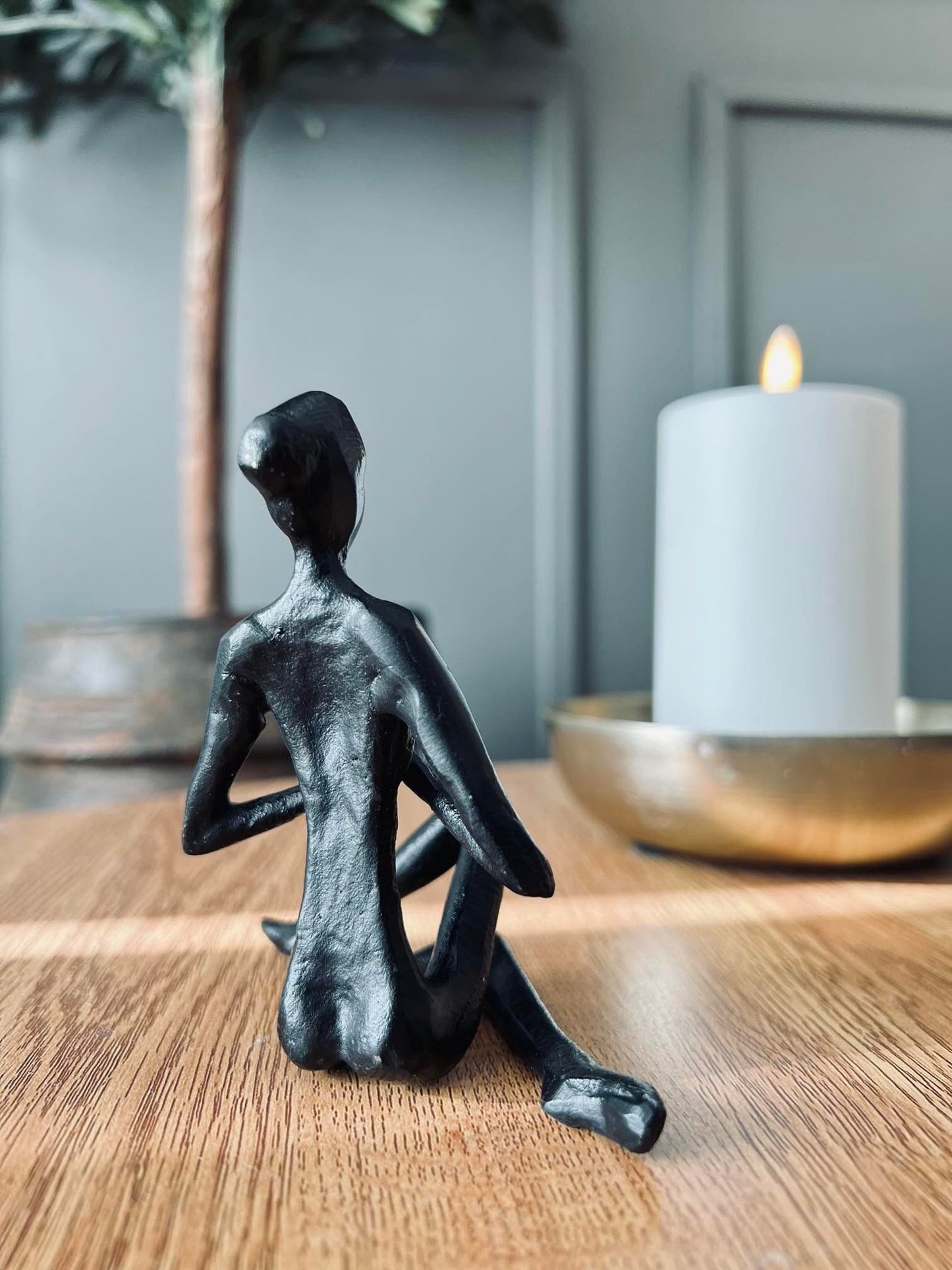 Figur i sort jern - Yoga - VIAMAJA.DK