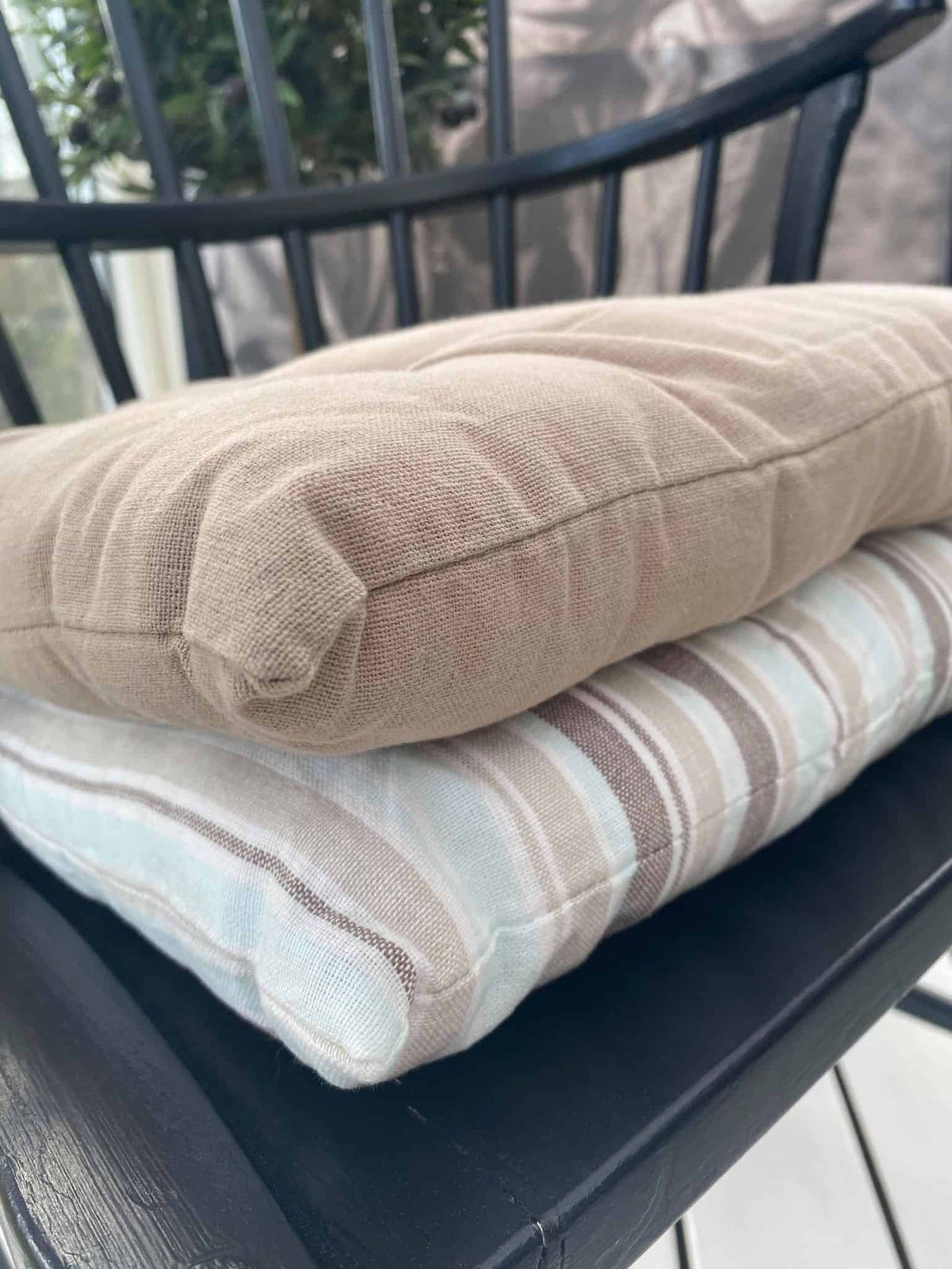 Futon hynde – Stribet lyseblå / sand – 40×40 - VIAMAJA