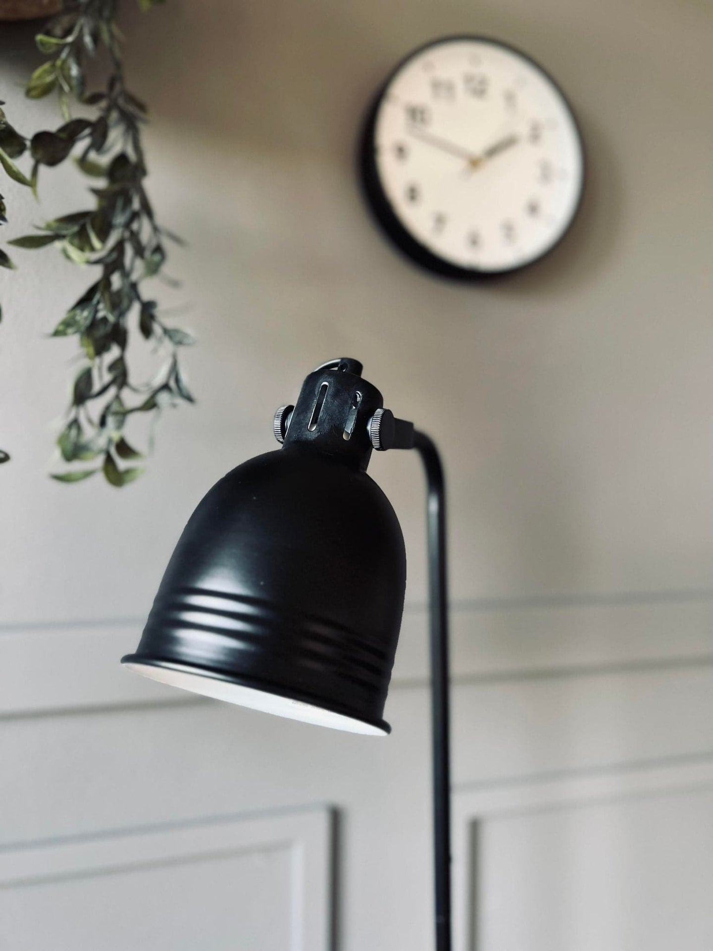 Gulvlampe - Sort metal - VIAMAJA.DK