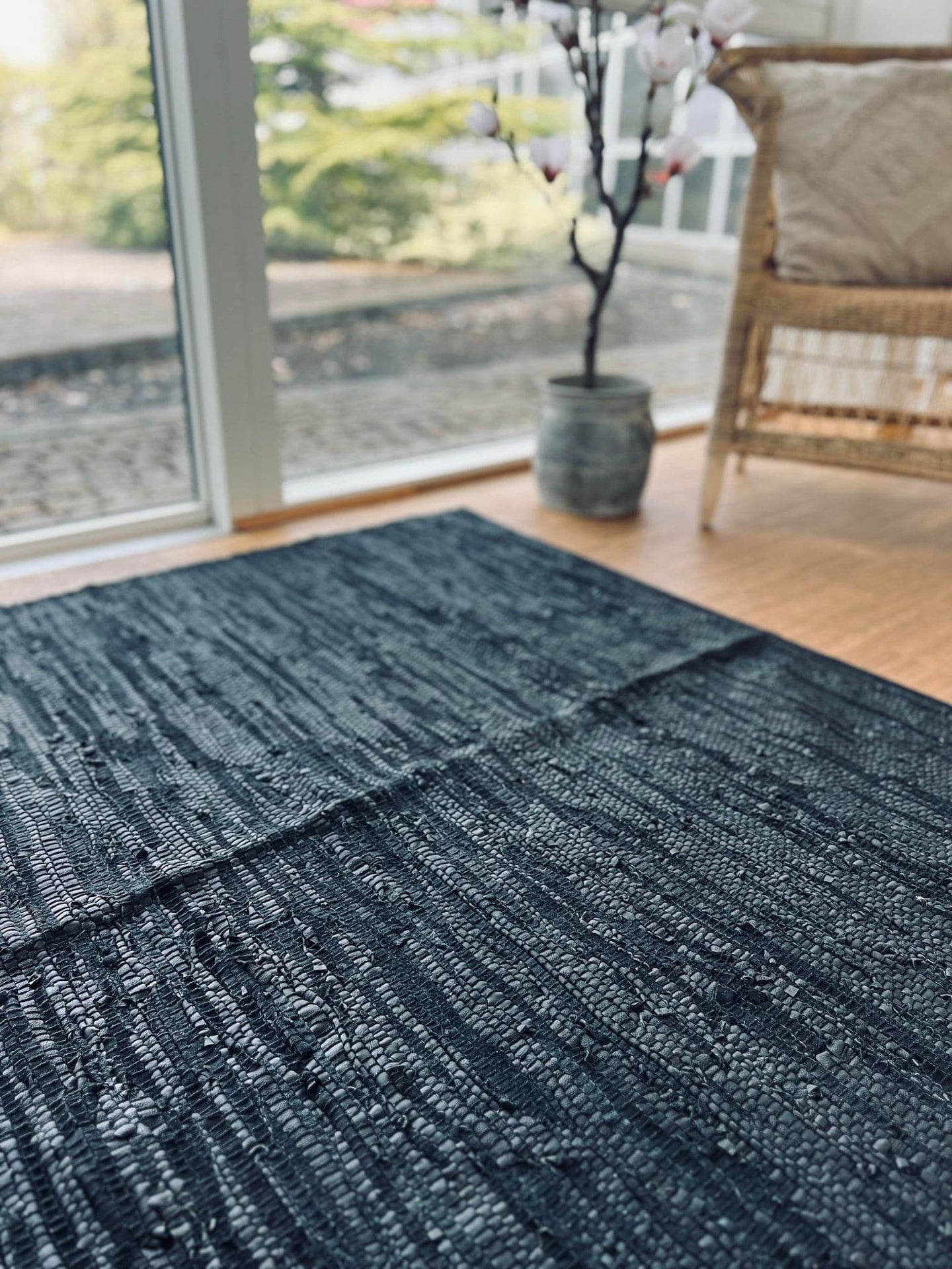 Gulvtæppe – 140x200cm sort læder - VIAMAJA.DK