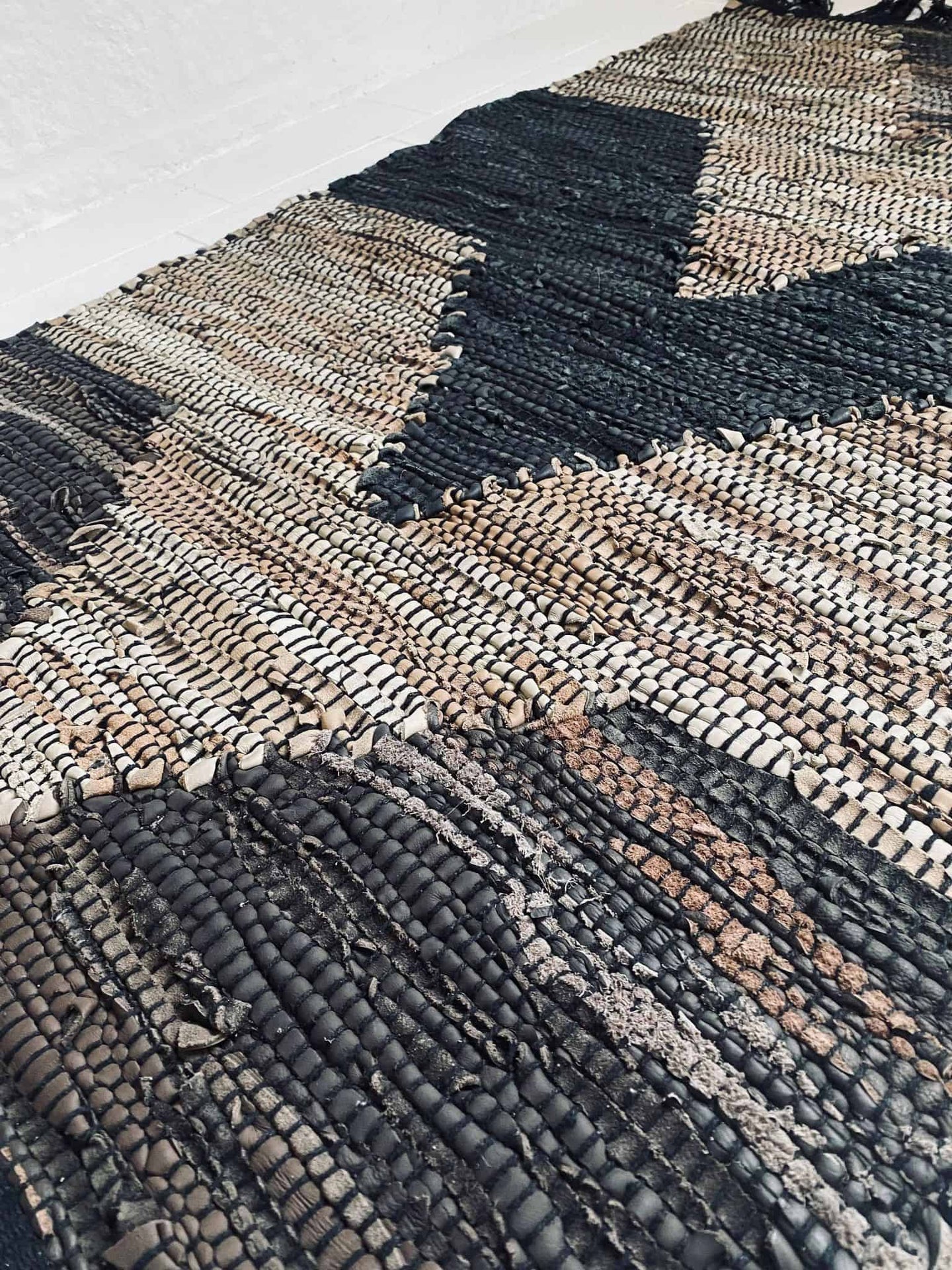 Gulvtæppe i flettet læder - 70x140cm - VIAMAJA.DK