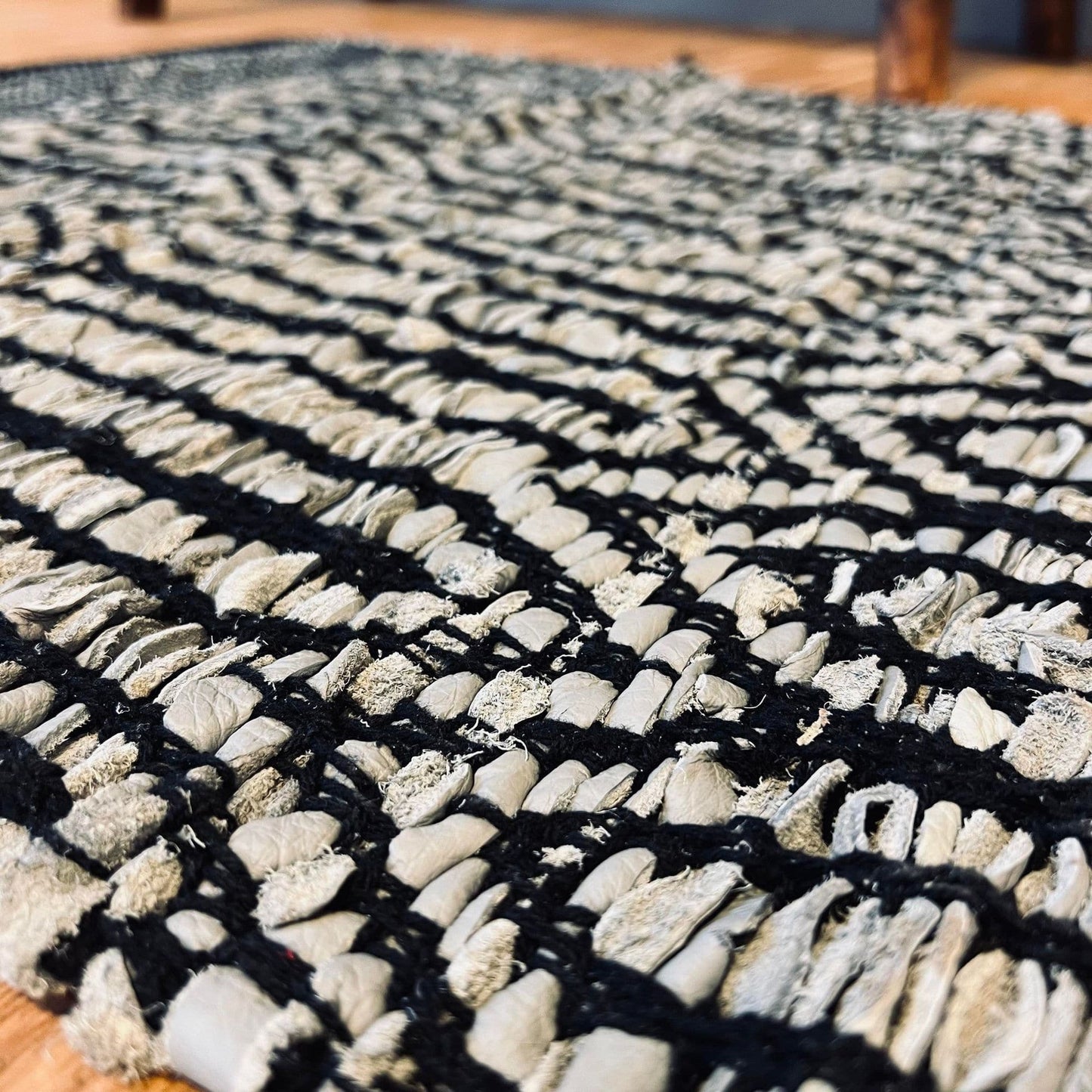Gulvtæppe i flettet skind – 60x90cm - VIAMAJA.DK
