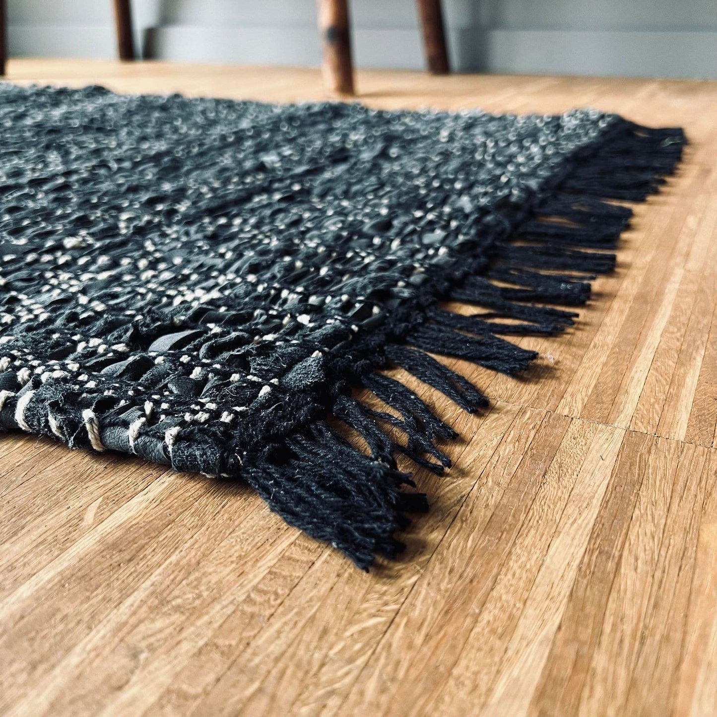 Gulvtæppe i flettet skind – 60x90cm - VIAMAJA.DK