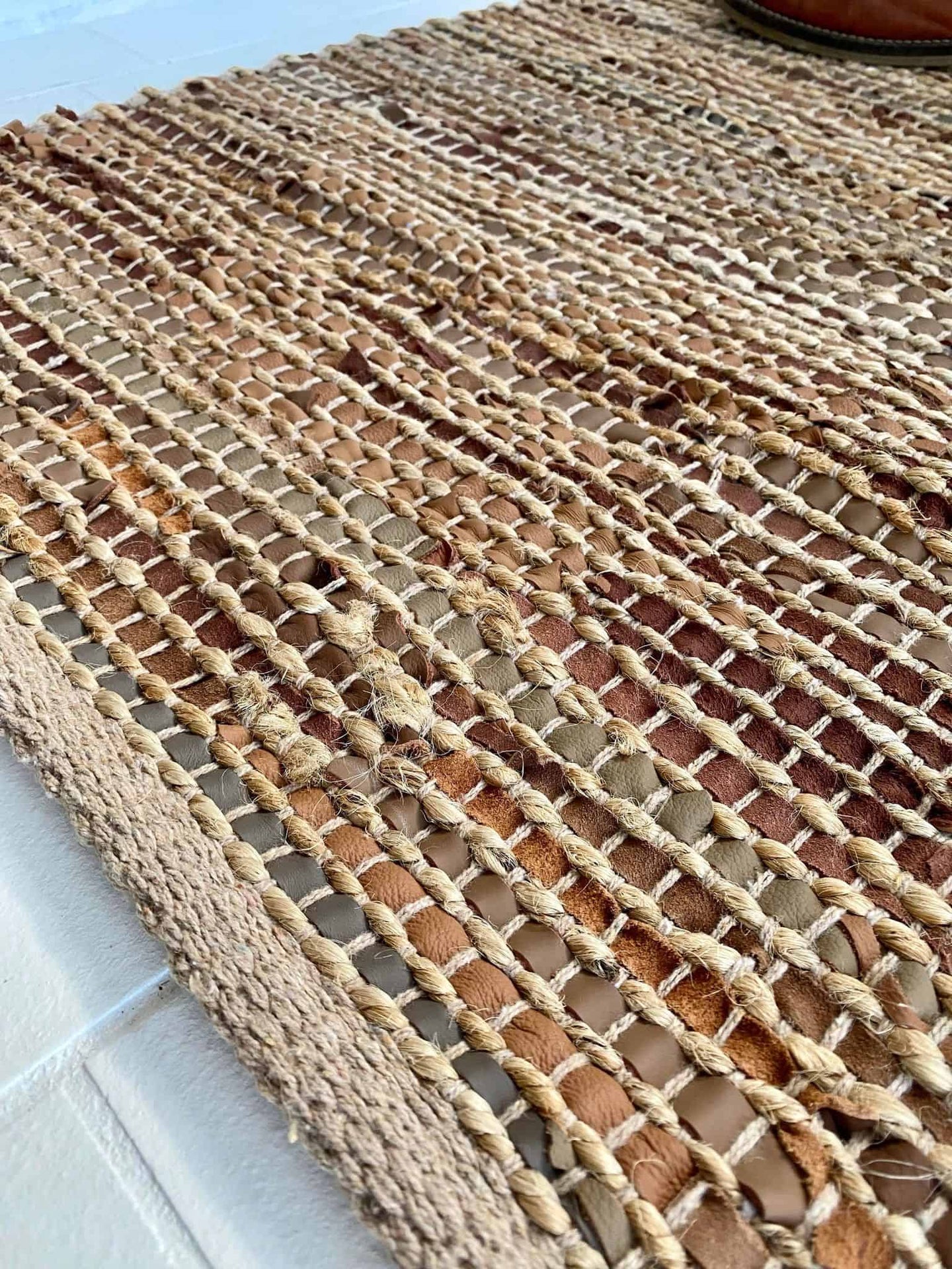 Gulvtæppe i skind og jute – 70x200 Brun - VIAMAJA.DK