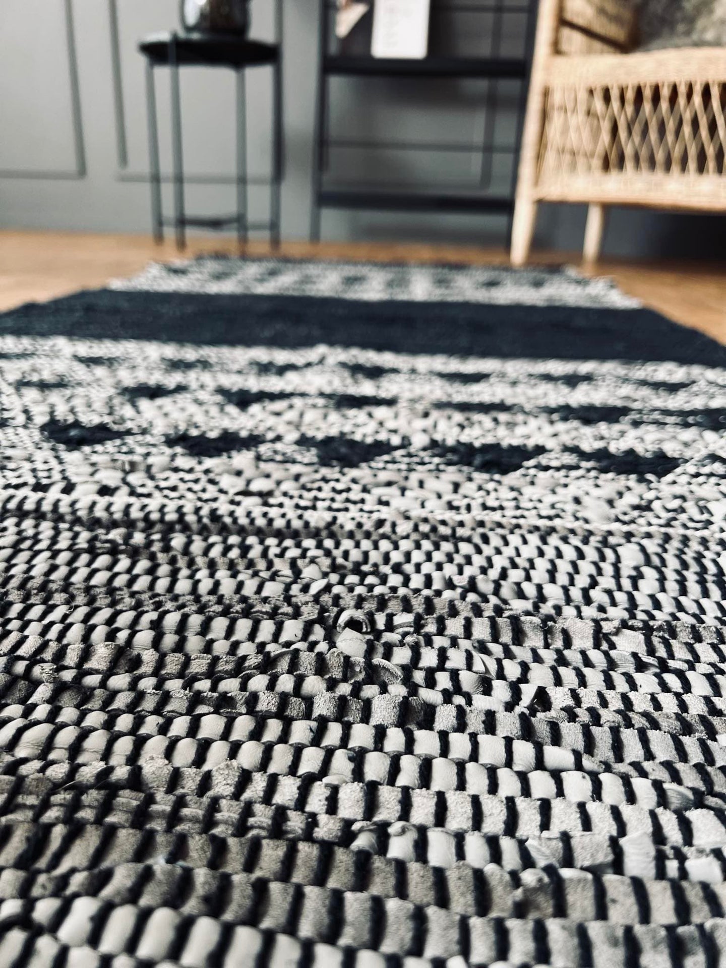 Gulvtæppe i skind - Sort mønster - 70x140cm - VIAMAJA.DK