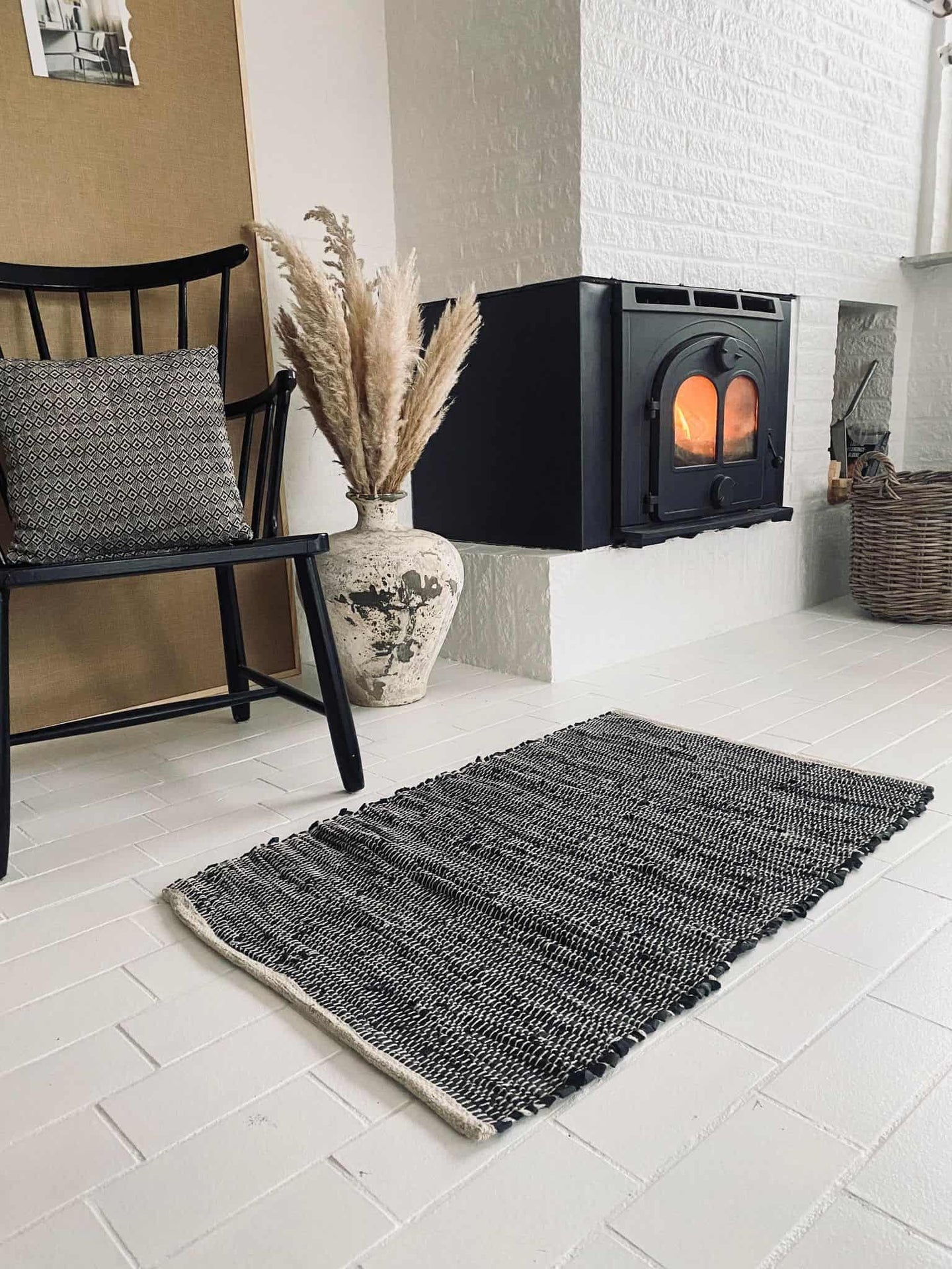Gulvtæppe i sort skind med hvid tråd - 60x90cm - VIAMAJA.DK