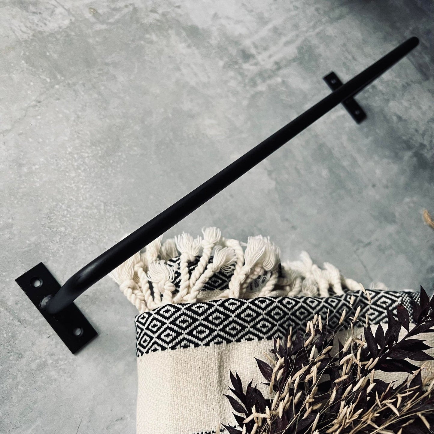 Håndklædeholder i sort jern - 60x10 cm - VIAMAJA.DK