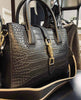 Handtasche Mary aus schwarzem Leder mit goldenen Schnallen