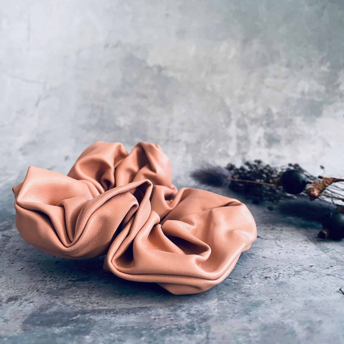 Hår elastik – Scrunchie Rose læder - VIAMAJA.DK