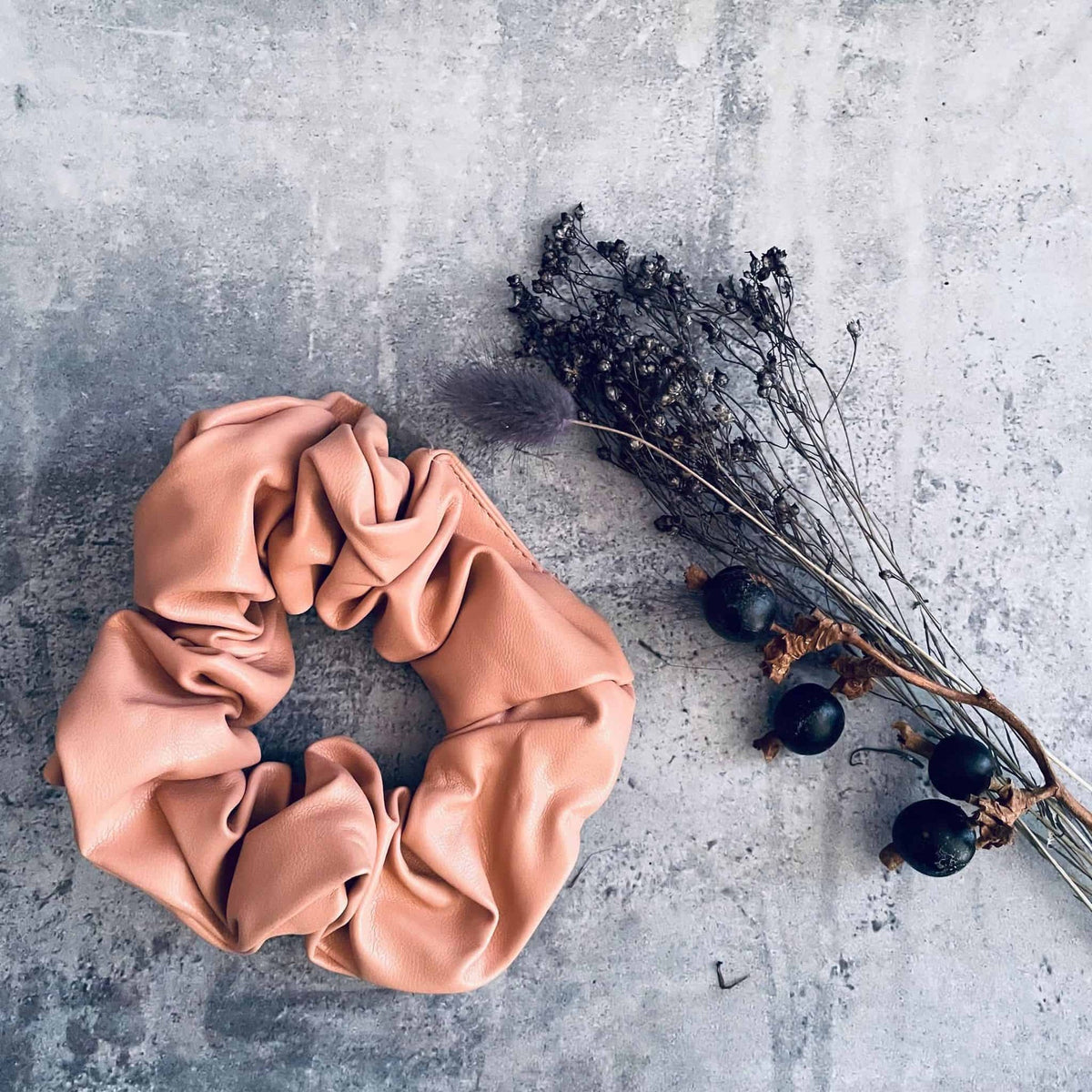 Hår elastik – Scrunchie Rose læder - VIAMAJA.DK