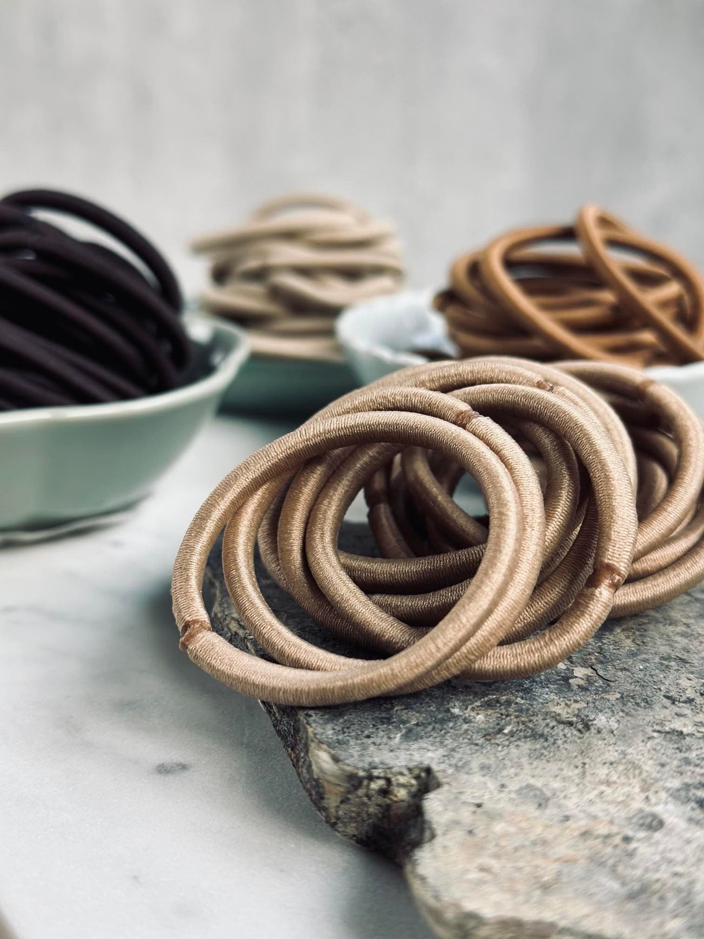 Hårelastikker bundt med 84 stk i brune nuancer - VIAMAJA.DK