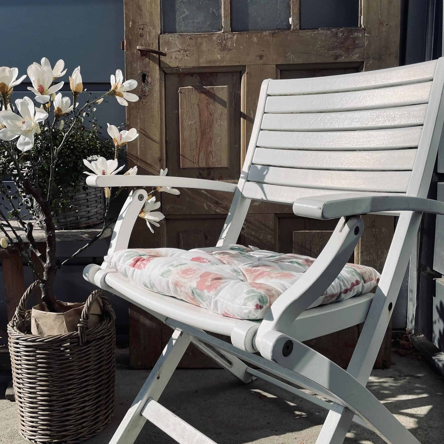 Havehynde futon – Store blomster 40×40 - VIAMAJA.DK