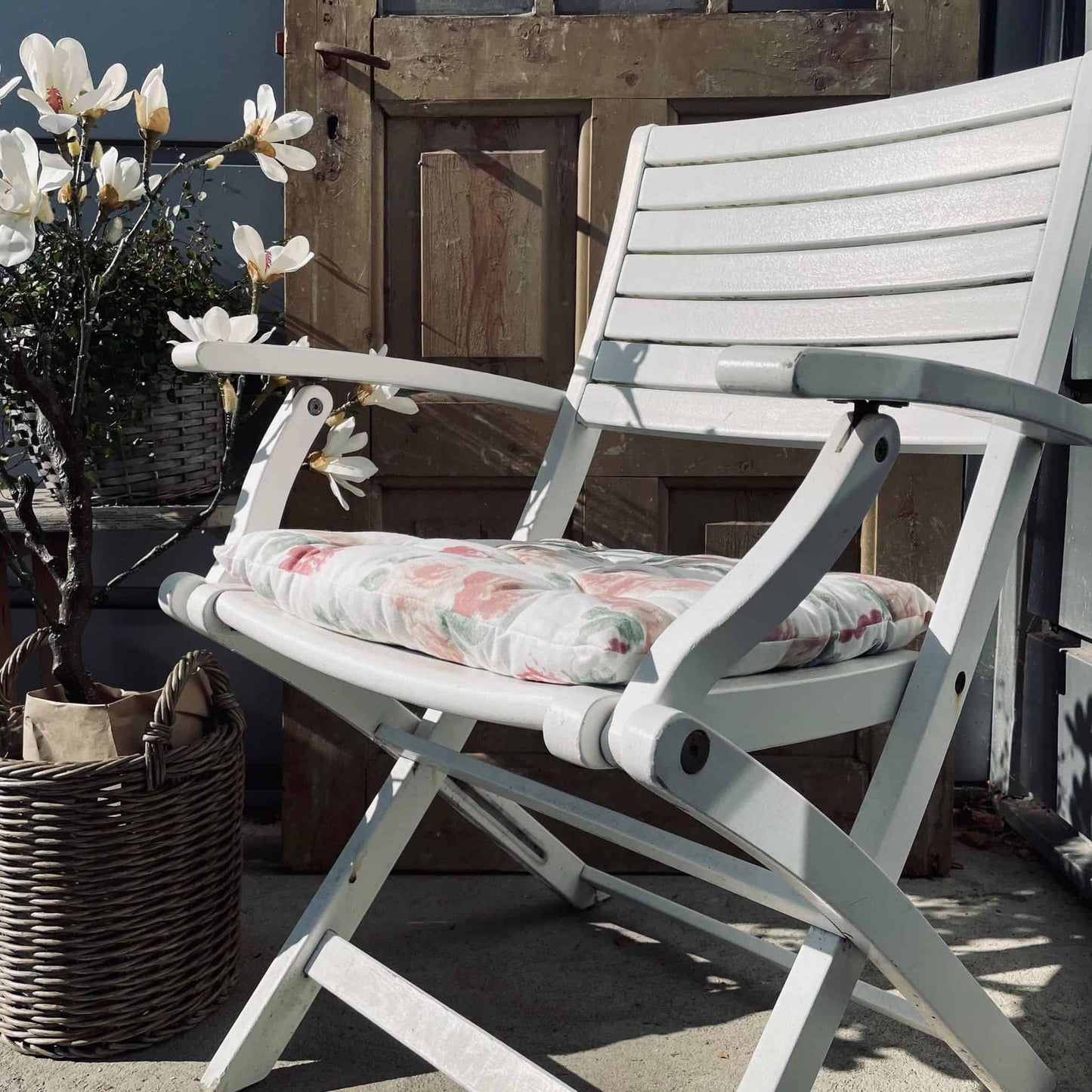 Havehynde futon – Store blomster 40×40 - VIAMAJA.DK