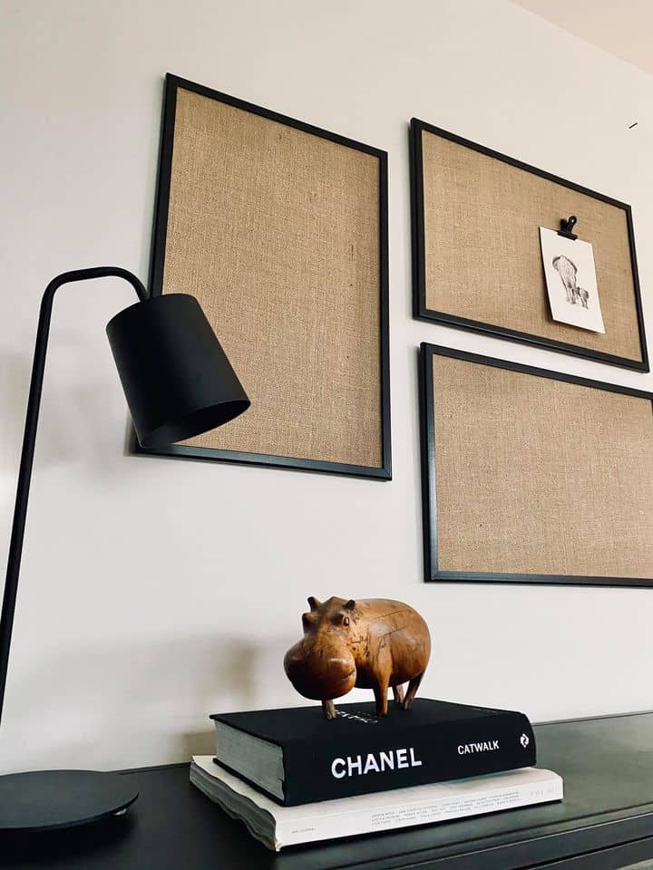 Hessian opslagstavle m. Sort Træramme – 60x40 - VIAMAJA.DK