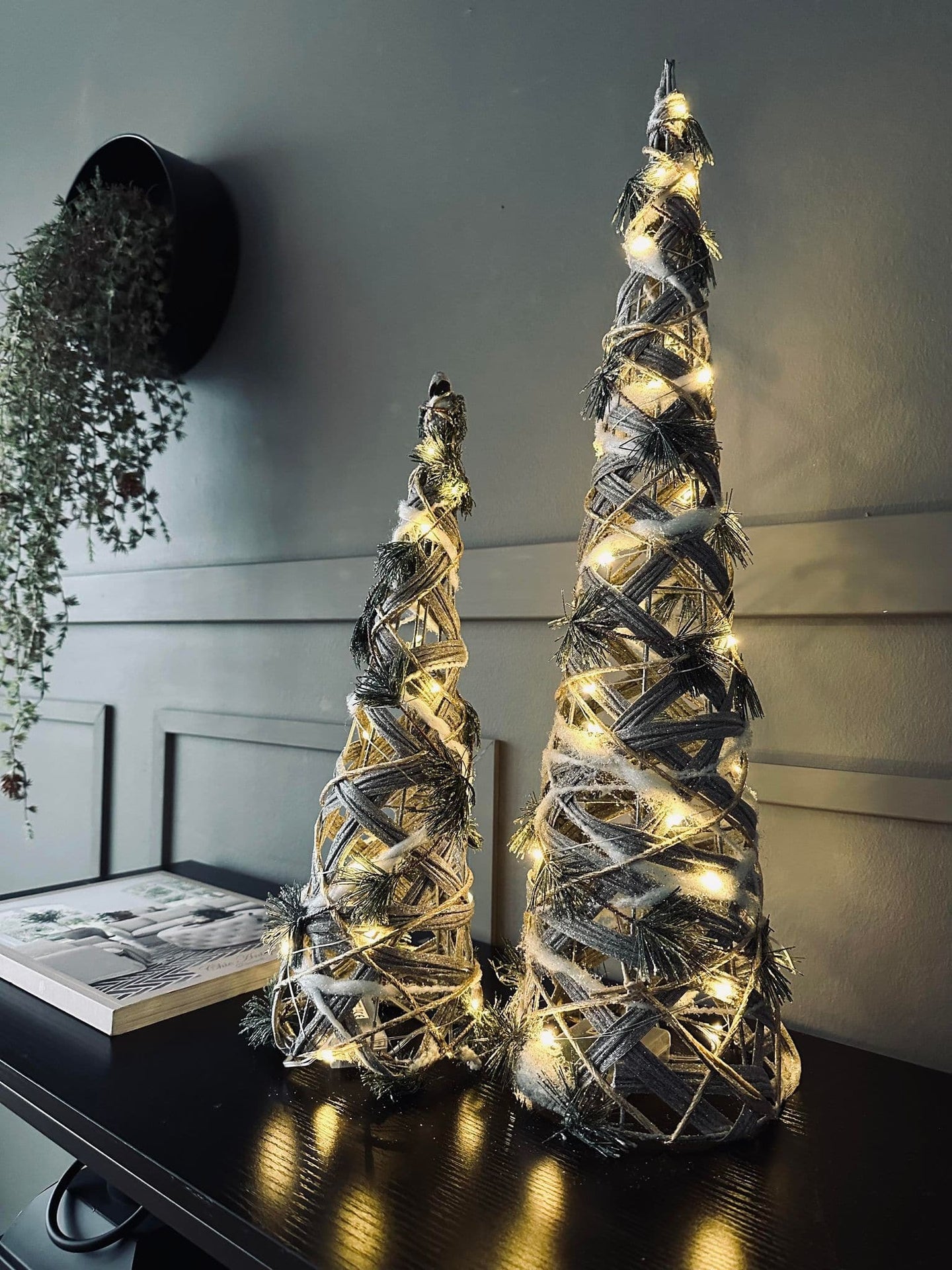 Kegle med LED lys og gran - H 40cm - VIAMAJA.DK