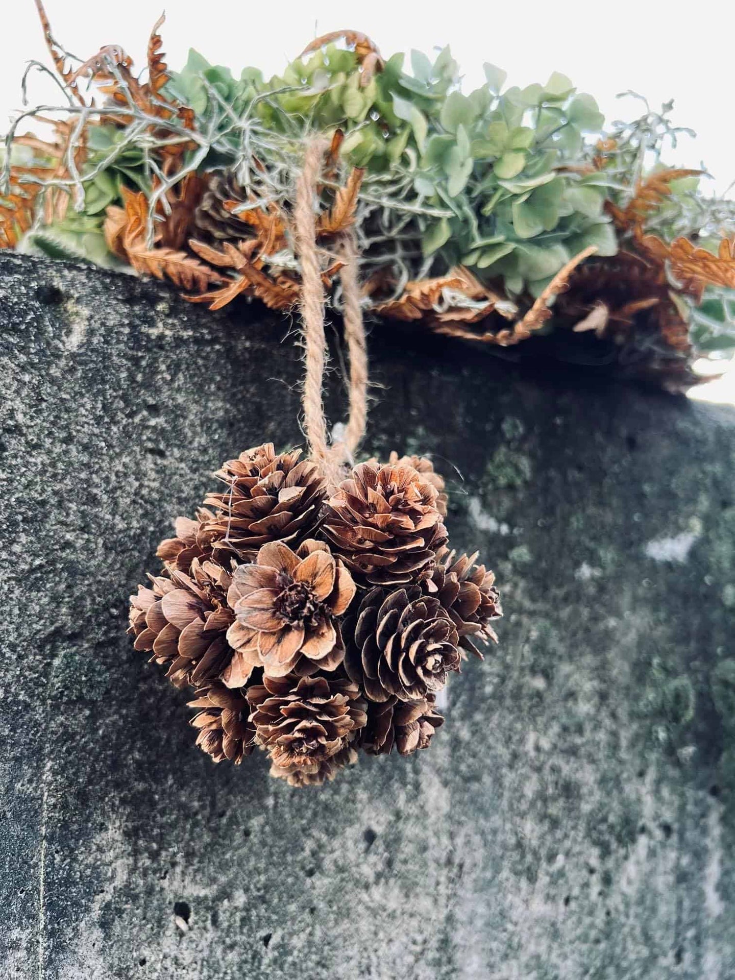 Kogle kugle med ophæng - VIAMAJA.DK