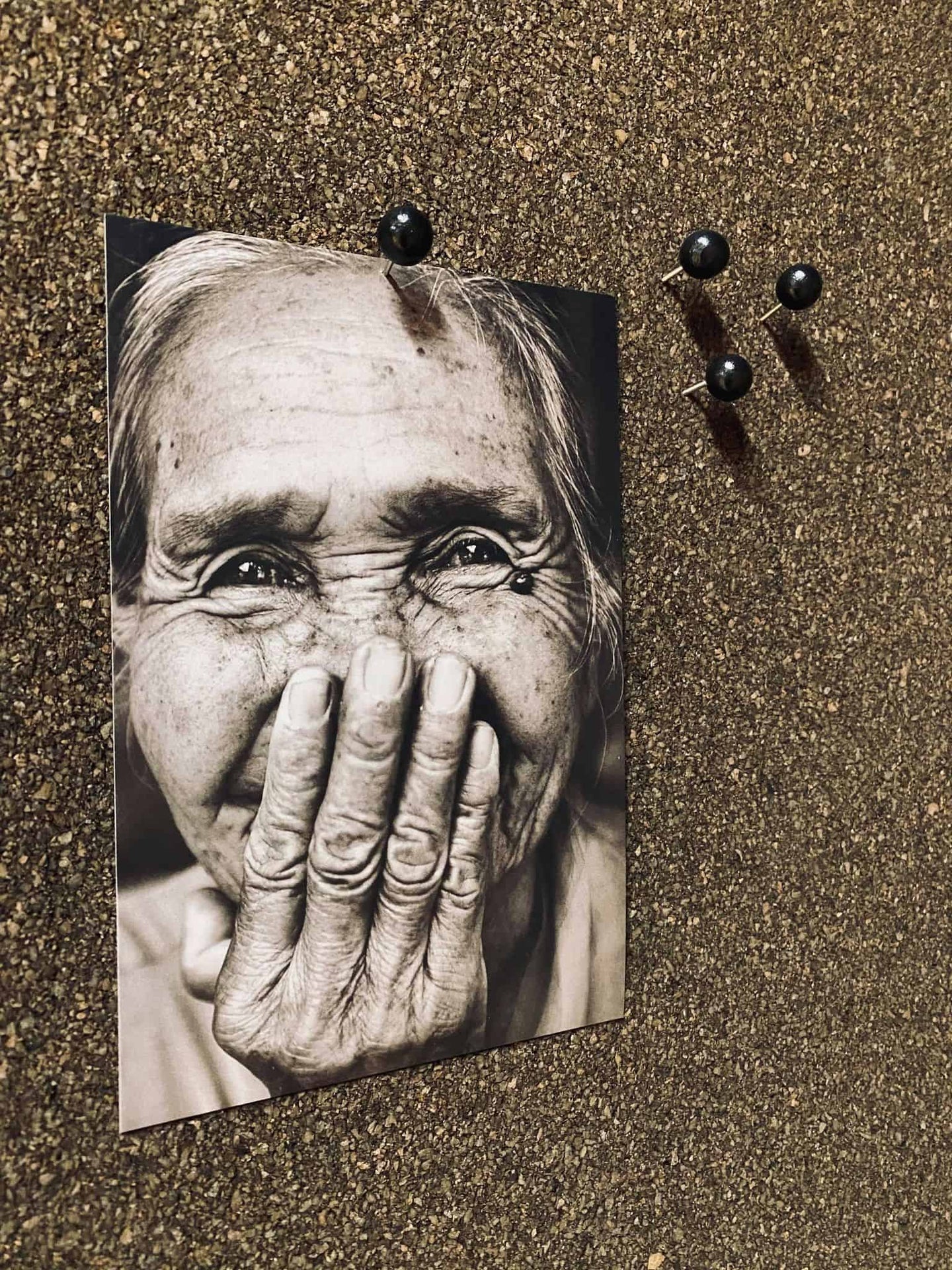 Kork opslagstavle med sort ramme – 60x60cm - VIAMAJA.DK
