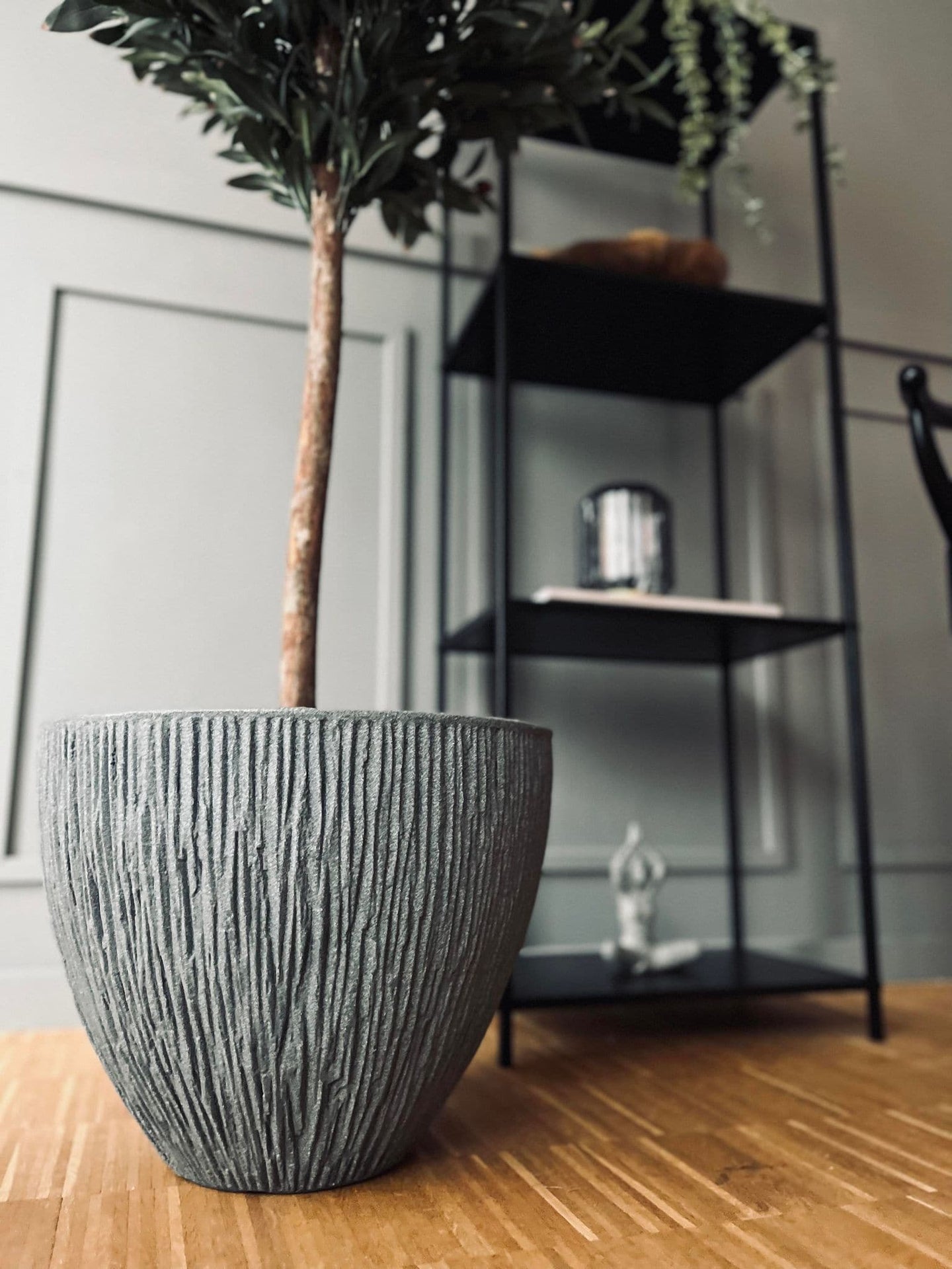 Krukke i plast - Riflet lys grå H 30 cm - VIAMAJA.DK