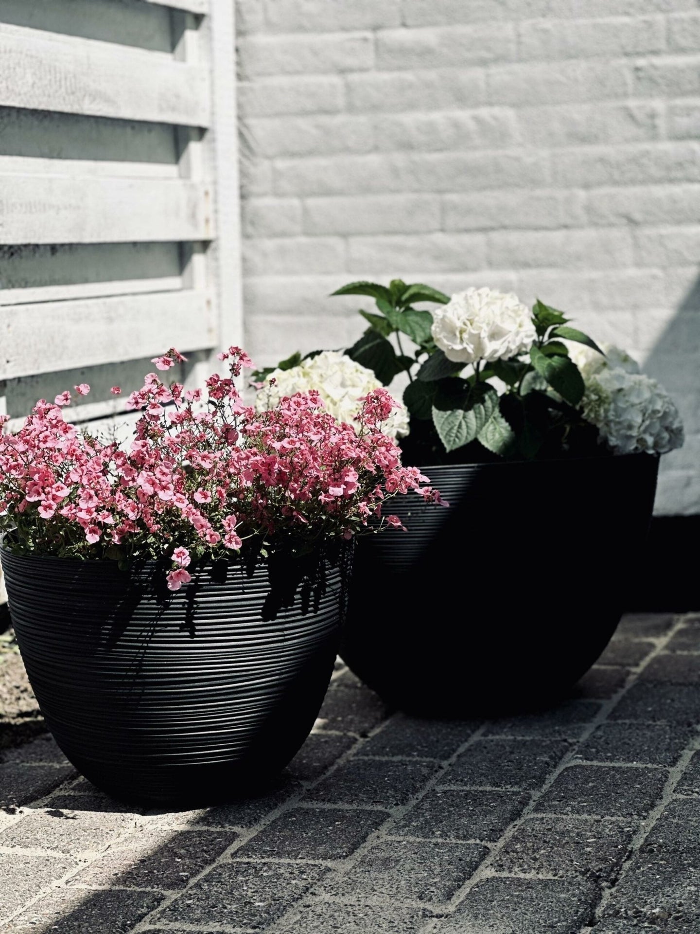 Blumentopf mit Rillen – Schwarz XXL - VIAMAJA.DK