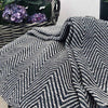 Schöner Plaid mit schwarzem Muster
