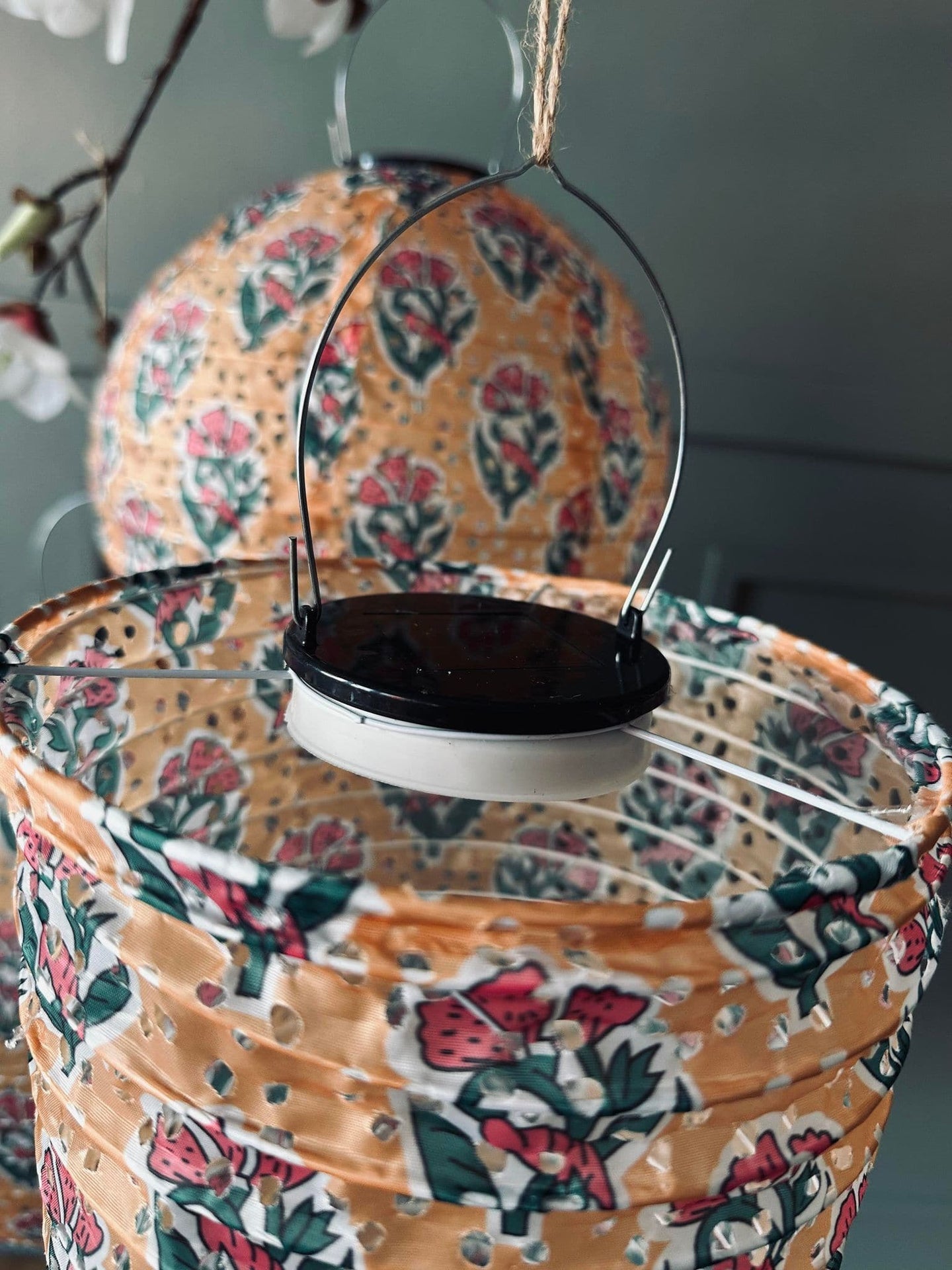 Lampe cylinder med solceller – Flower Orange - VIAMAJA.DK
