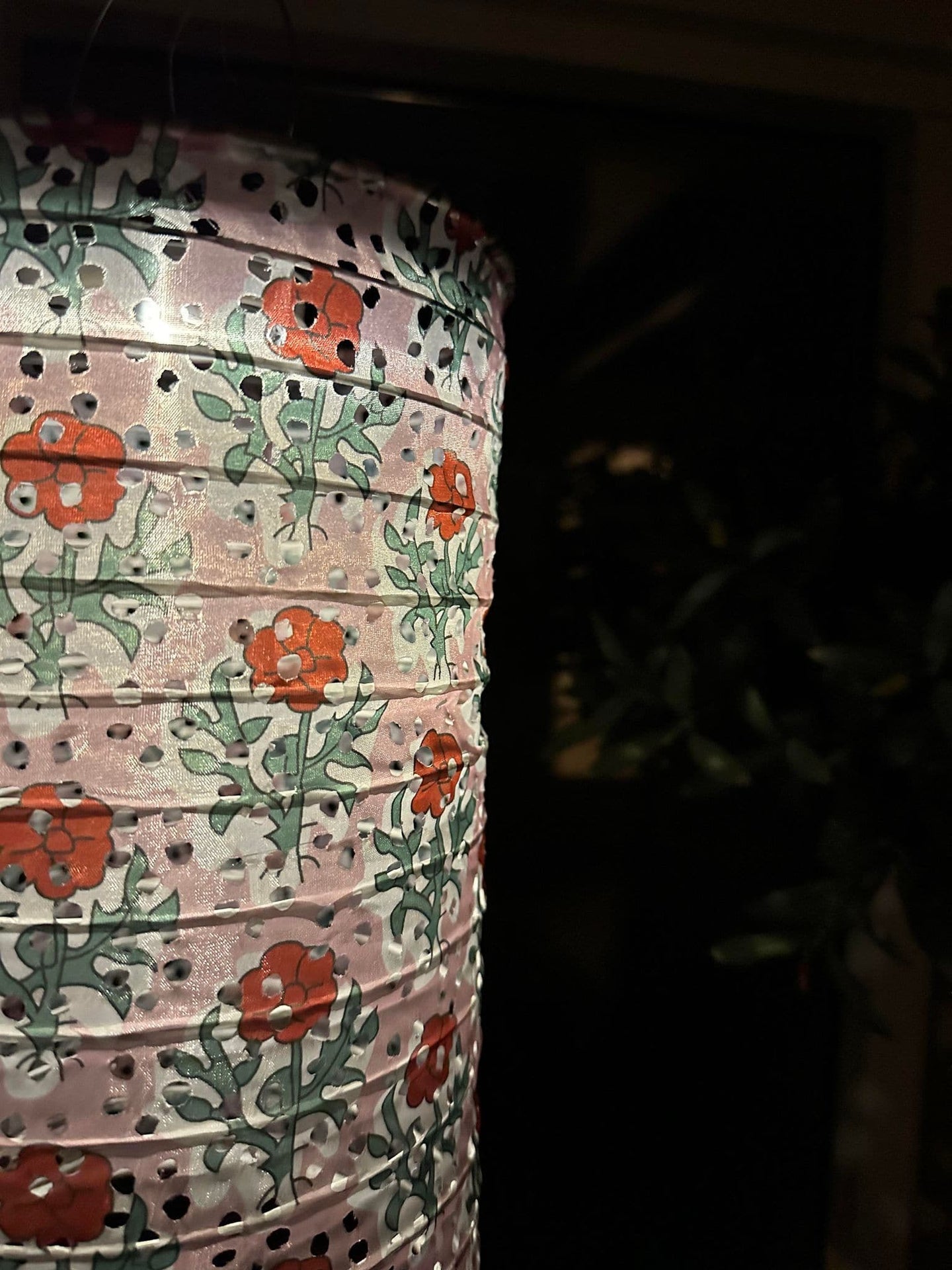 Lampe cylinder med solceller – Flower Rose - VIAMAJA.DK