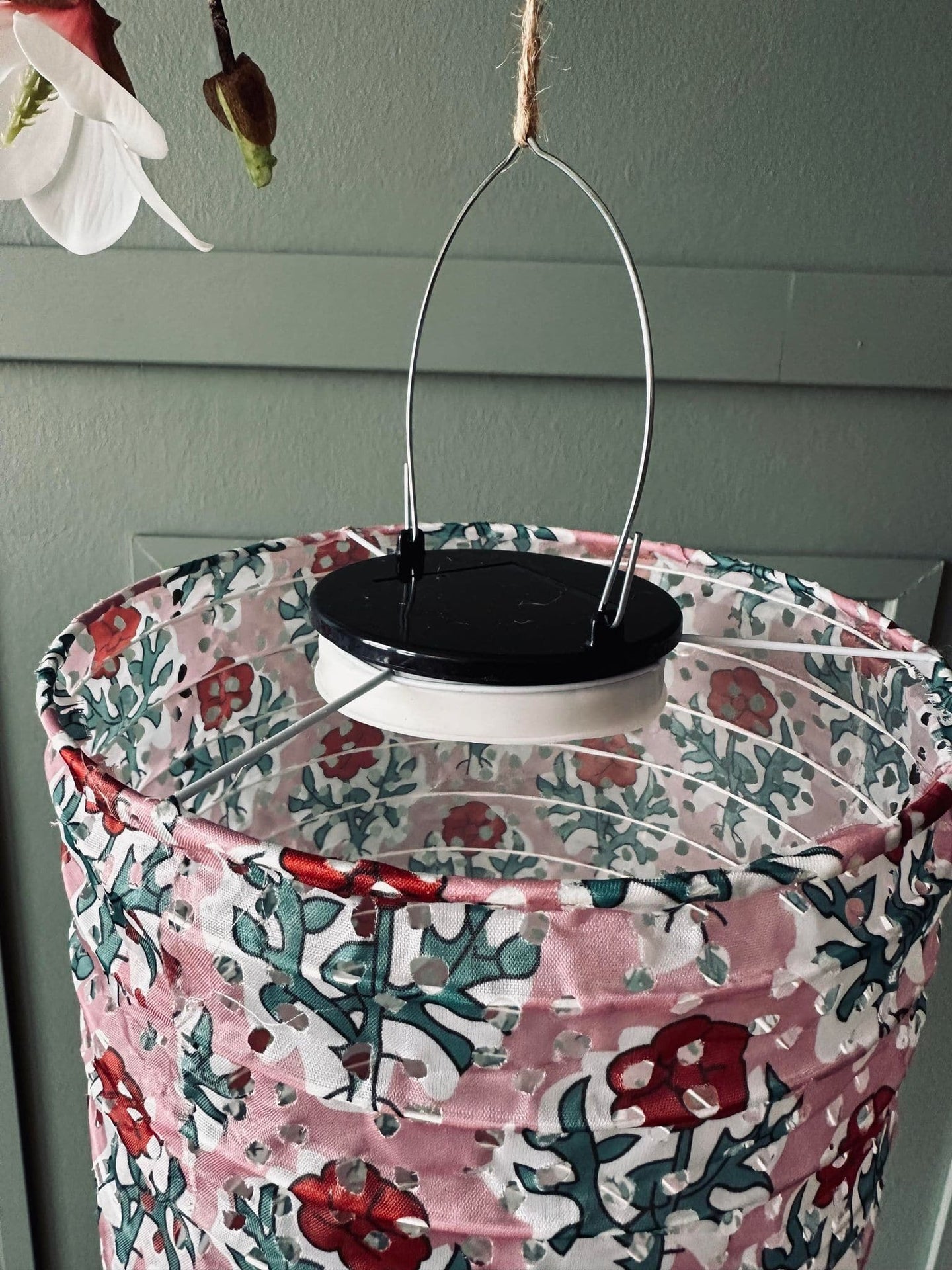 Lampe cylinder med solceller – Flower Rose - VIAMAJA.DK