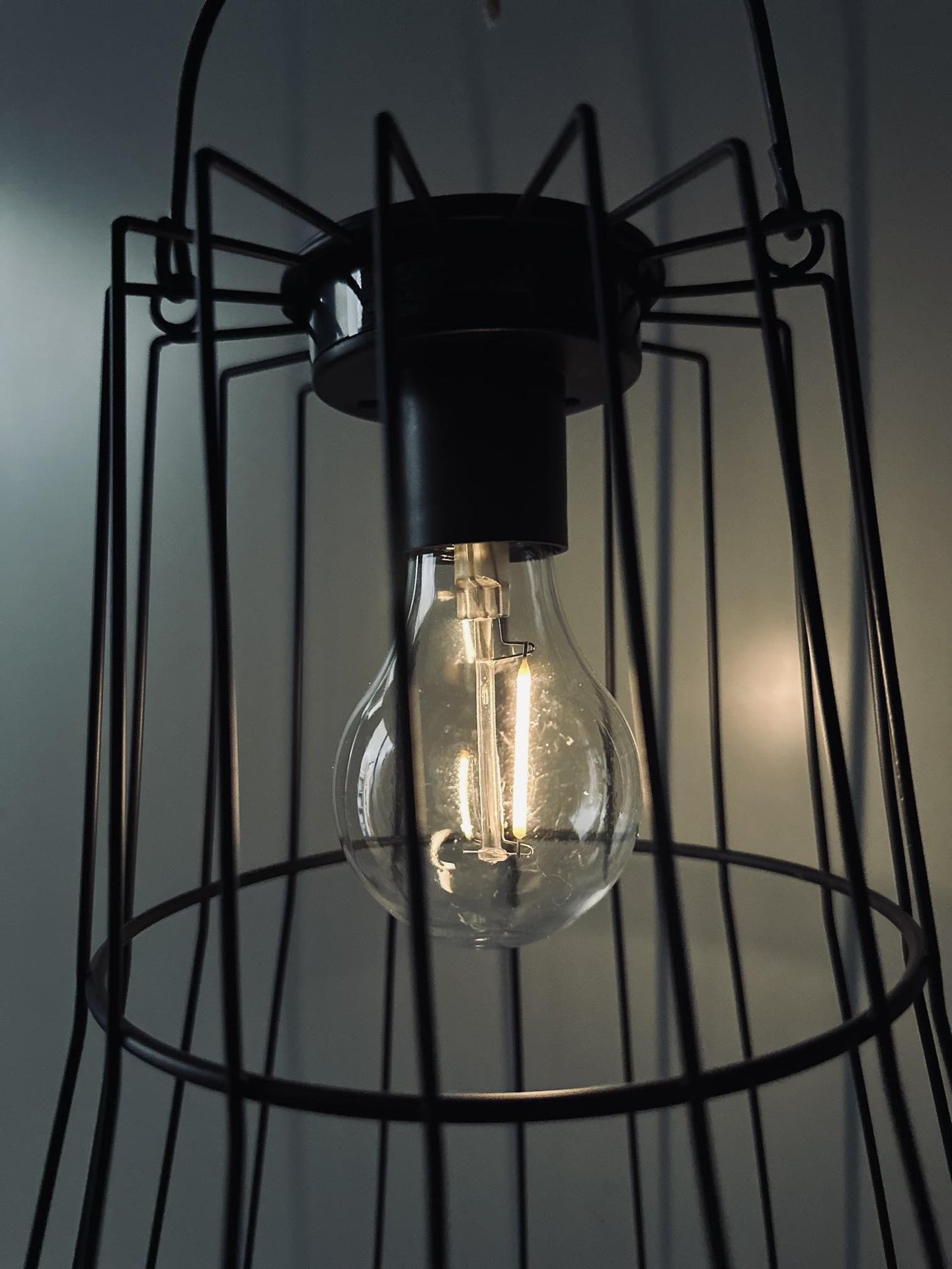 Lampe med solceller – Black metal - VIAMAJA.DK