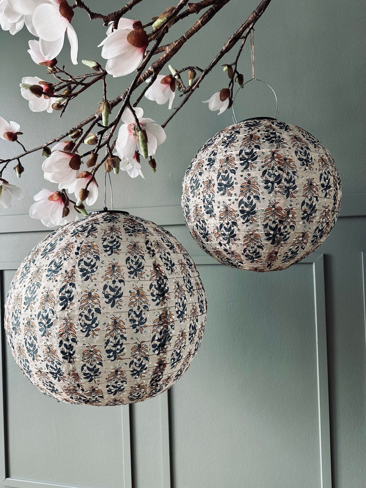 Lampe med solceller – Flower Beige dia 30cm - VIAMAJA.DK