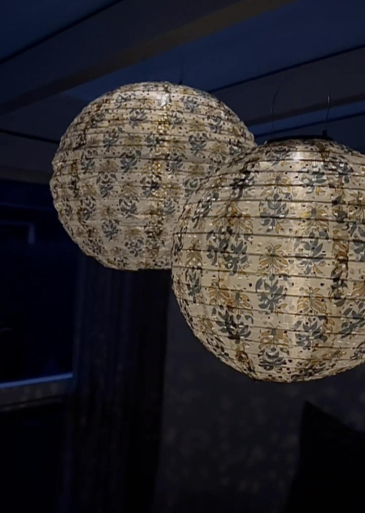 Lampe med solceller – Flower Beige dia 40cm - VIAMAJA.DK
