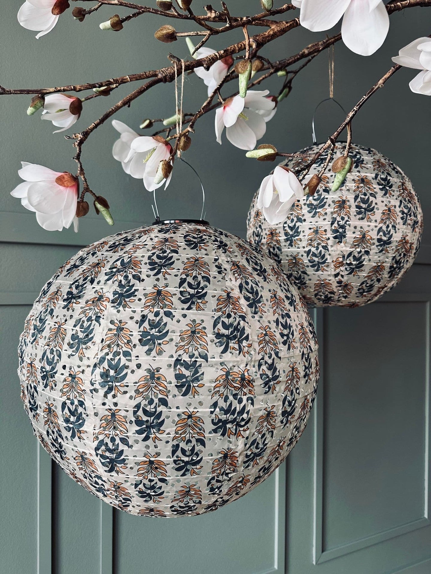 Lampe med solceller – Flower Beige dia 40cm - VIAMAJA.DK