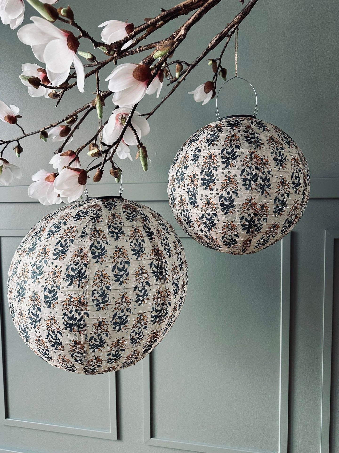 Lampe med solceller – Flower Beige dia 40cm - VIAMAJA.DK