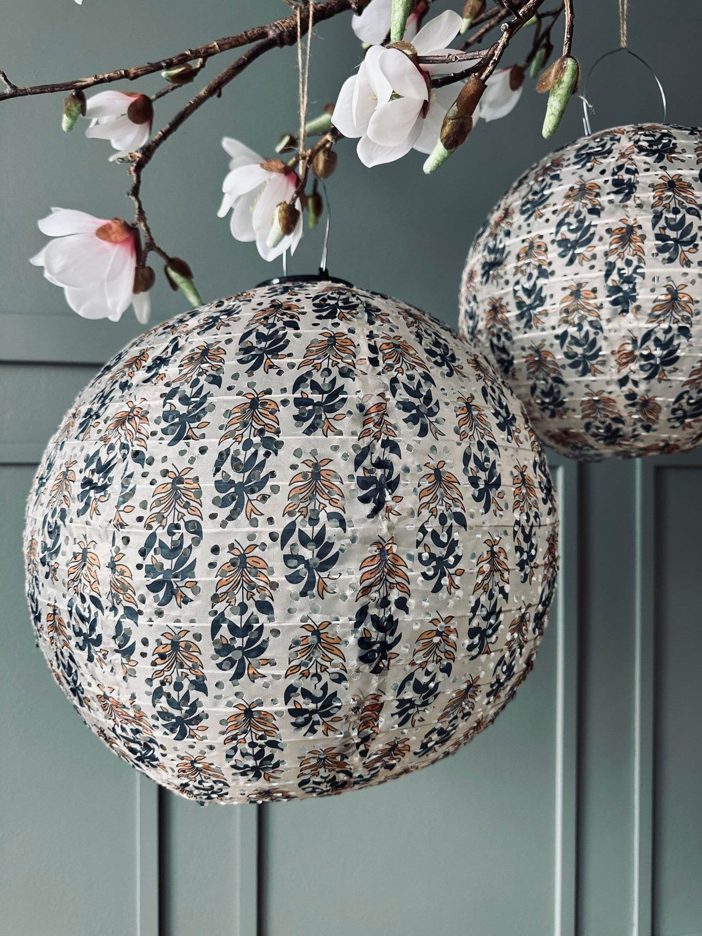 Lampe med solceller – Flower Beige dia 40cm - VIAMAJA.DK