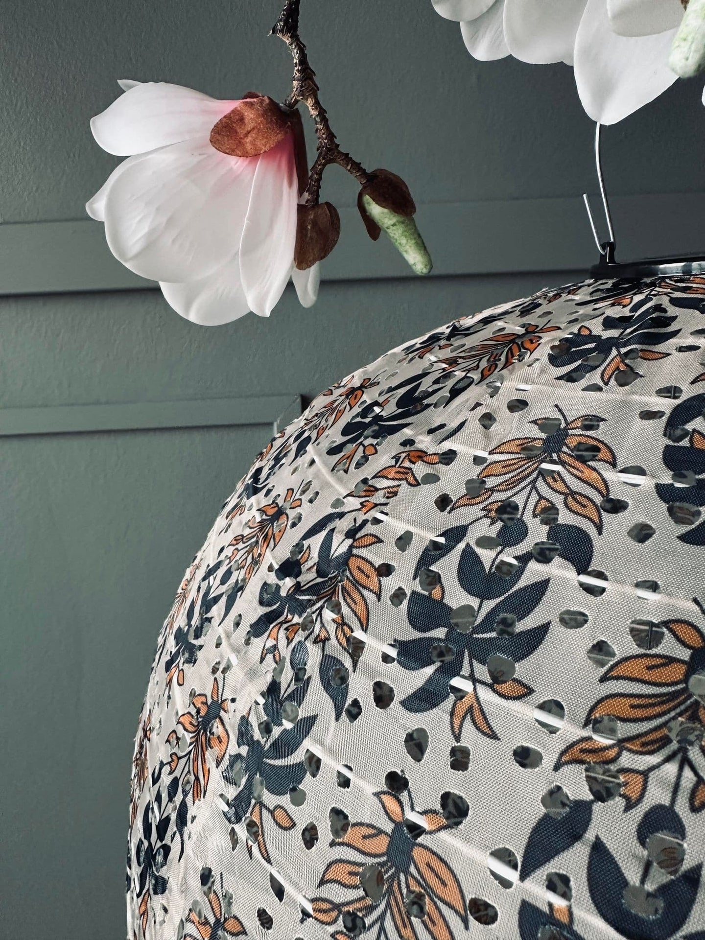 Lampe med solceller – Flower Beige dia 40cm - VIAMAJA.DK