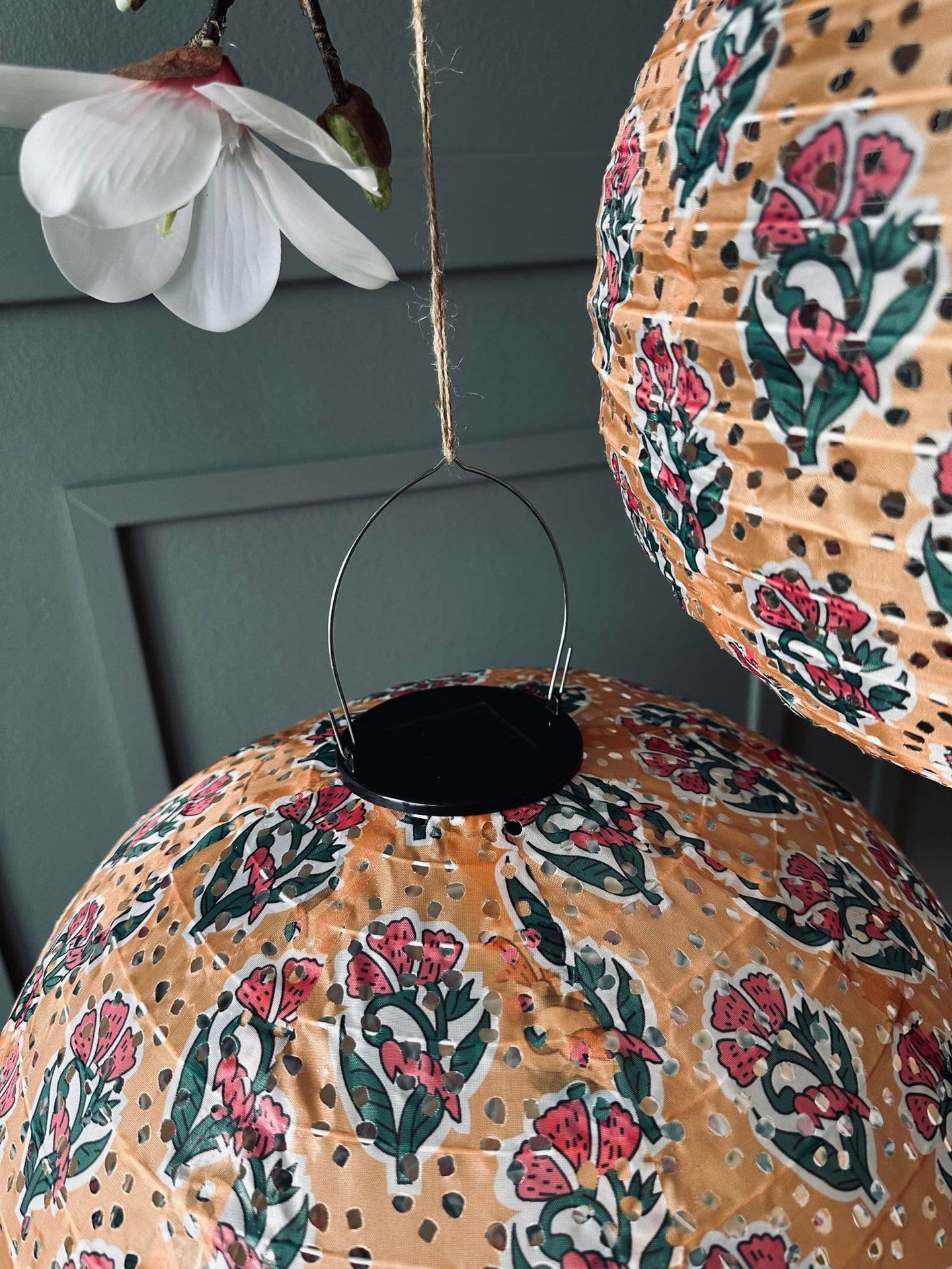 Lampe med solceller – Flower dia 30cm Orange - VIAMAJA.DK
