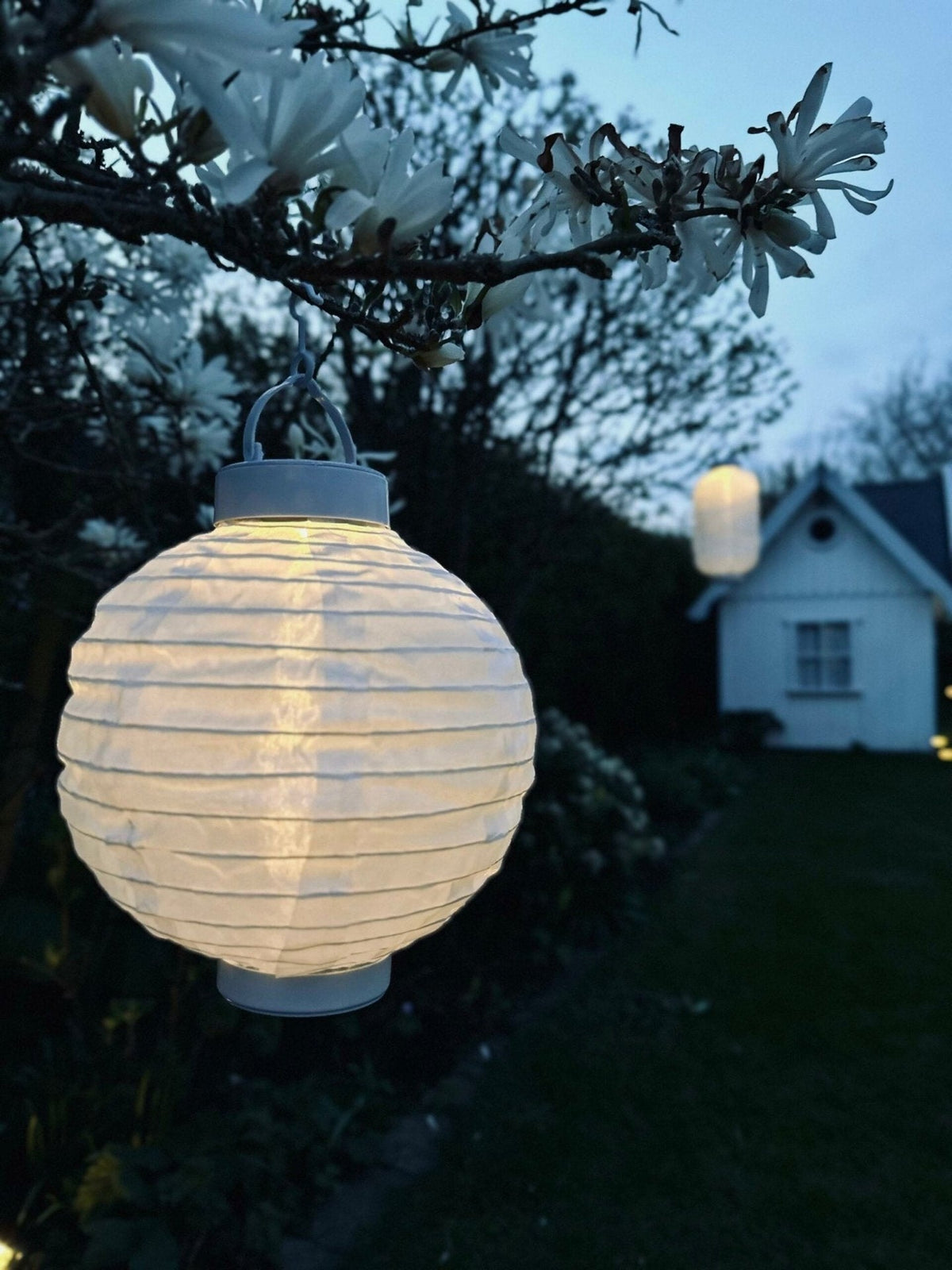 Lampe med solceller – White ball - VIAMAJA.DK