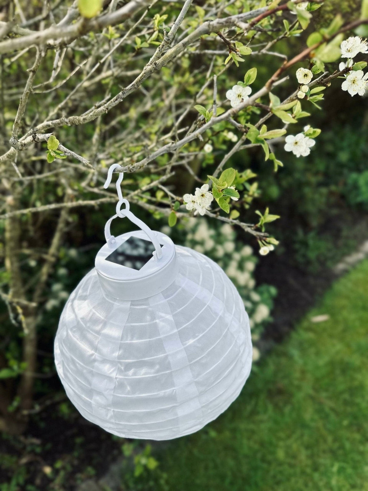 Lampe med solceller – White ball - VIAMAJA.DK