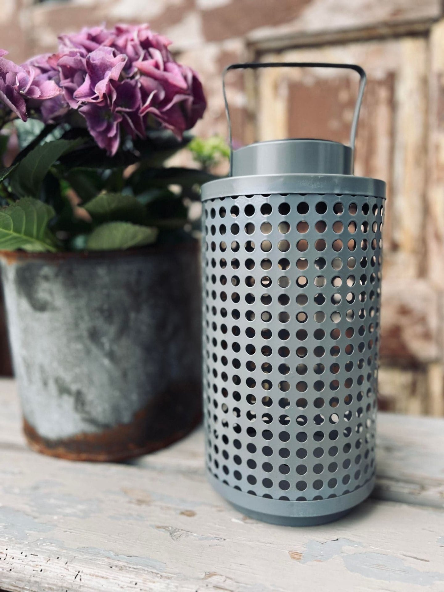 Lanterne med solceller - Grå metal mønster - VIAMAJA.DK