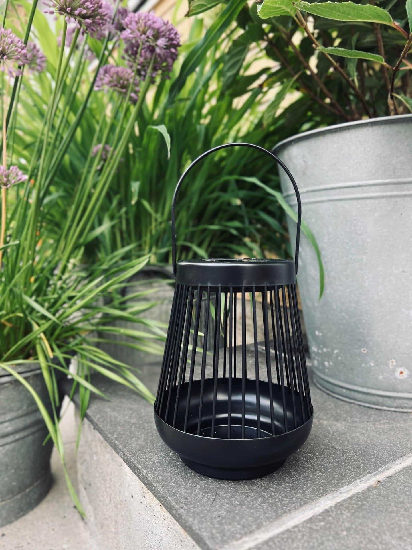 Lanterne med solceller - Sort metal - VIAMAJA.DK