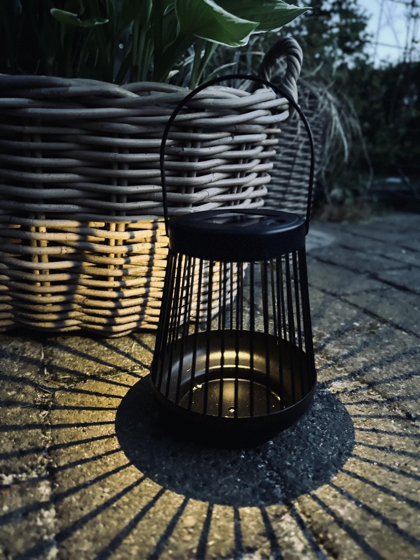 Lanterne med solceller - Sort metal - VIAMAJA.DK