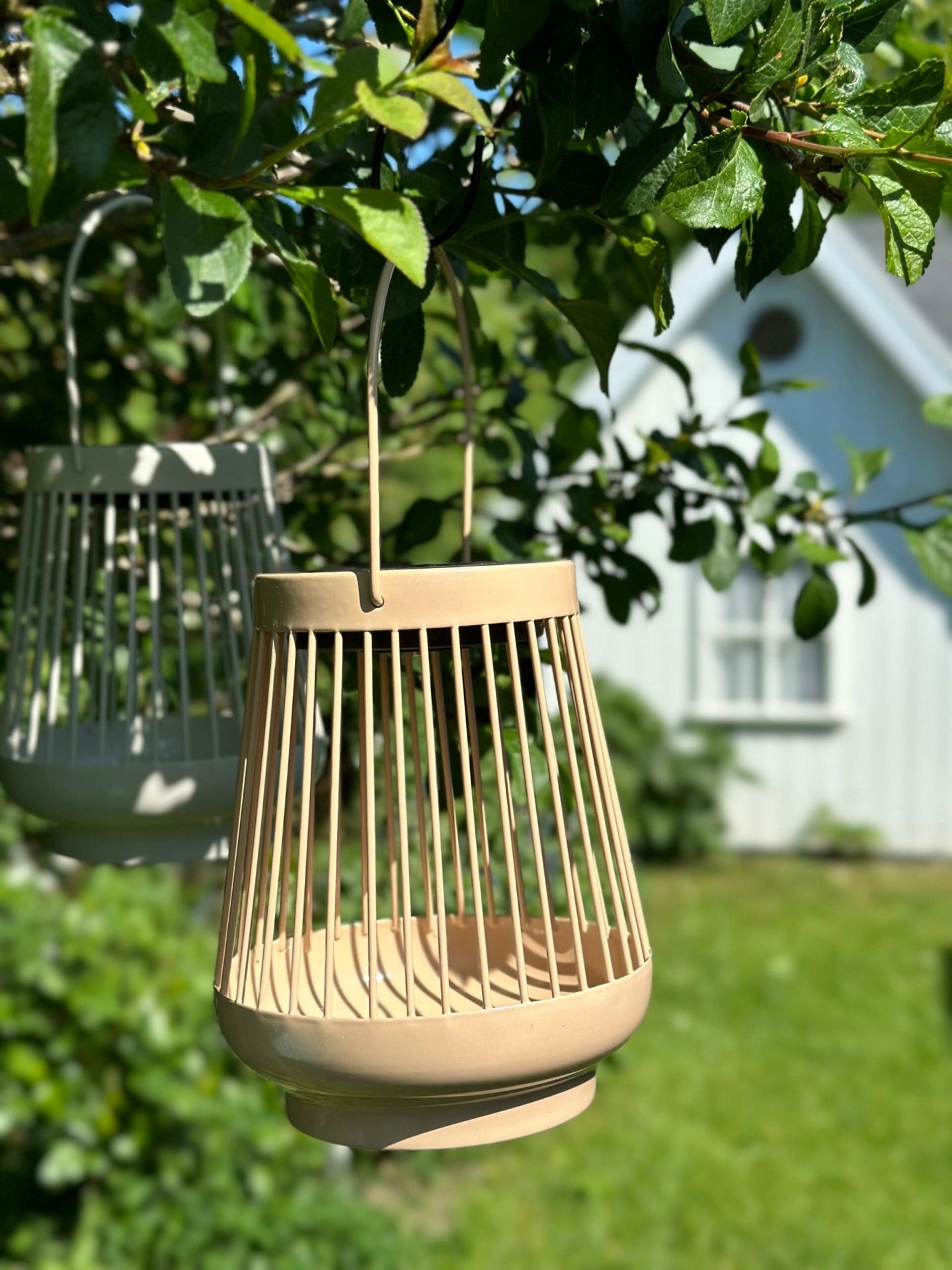 Lanterne ZANDA med solceller – Lys gylden - VIAMAJA.DK